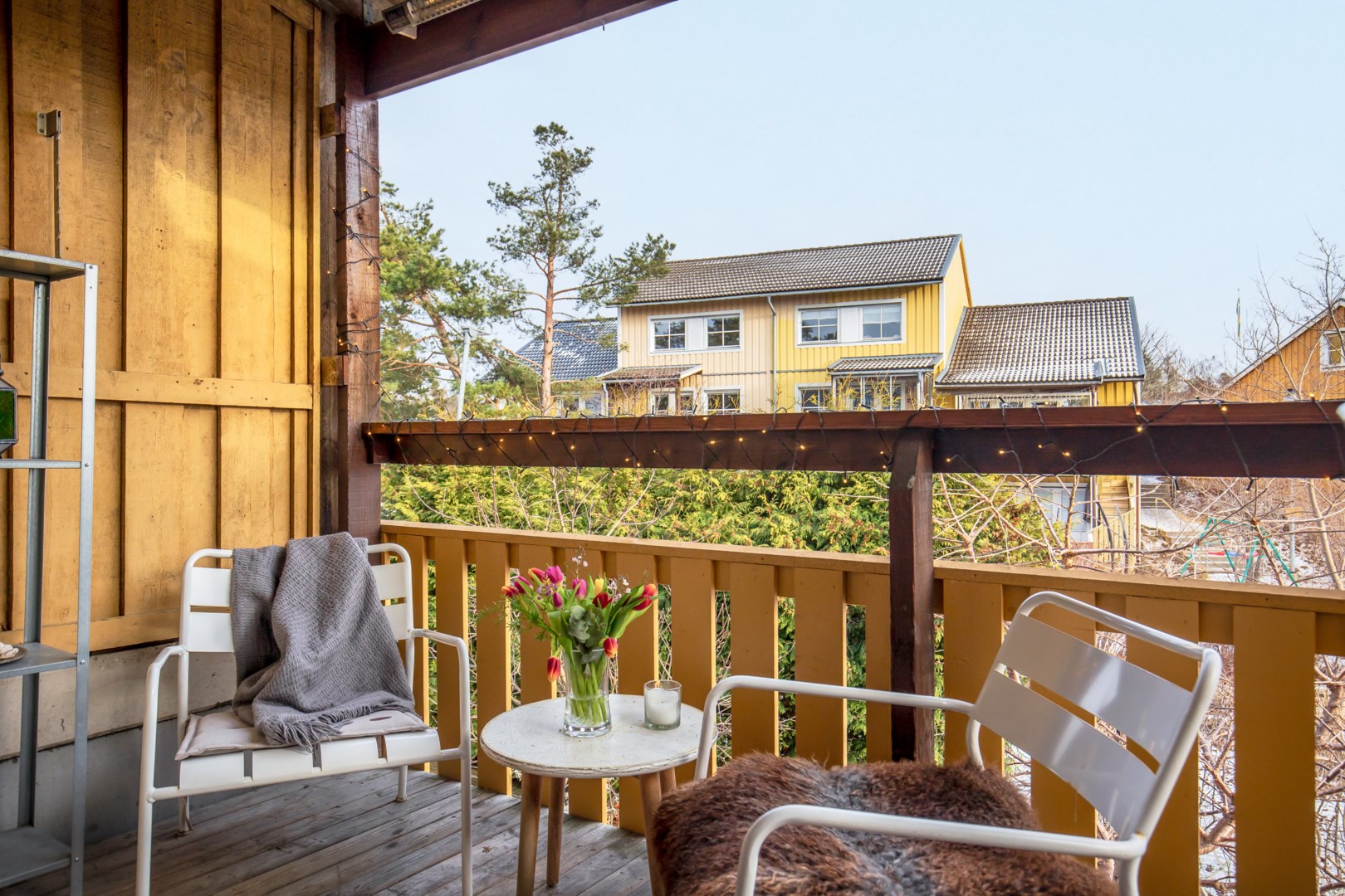 Balkong med morgon- och förmiddagssol