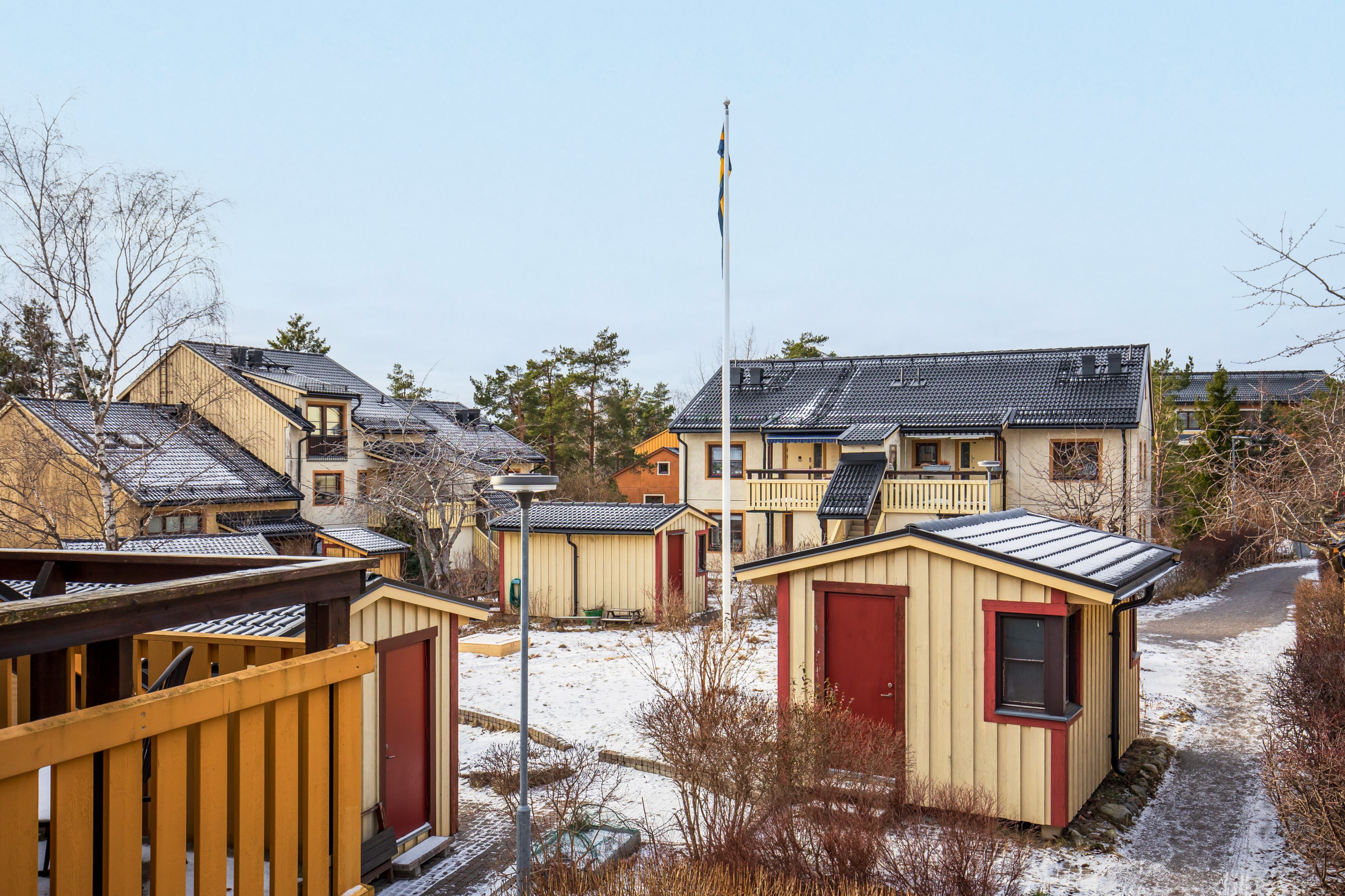 Utsikt över gården från köksfönstret