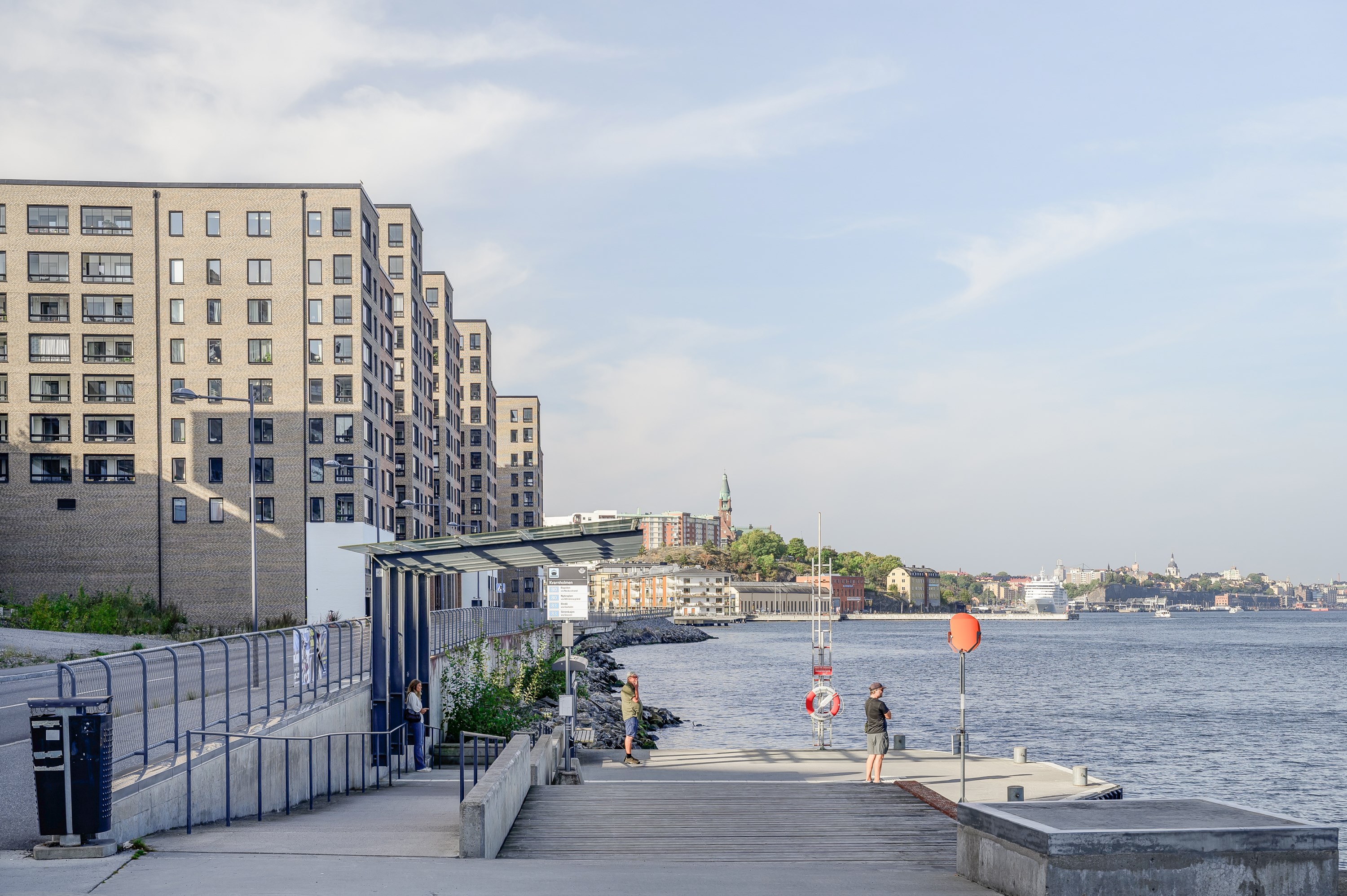 Från kajen avgår pendlingsbåtar till Nybrokajen, Djurgården och i motsatt riktning skärgården.