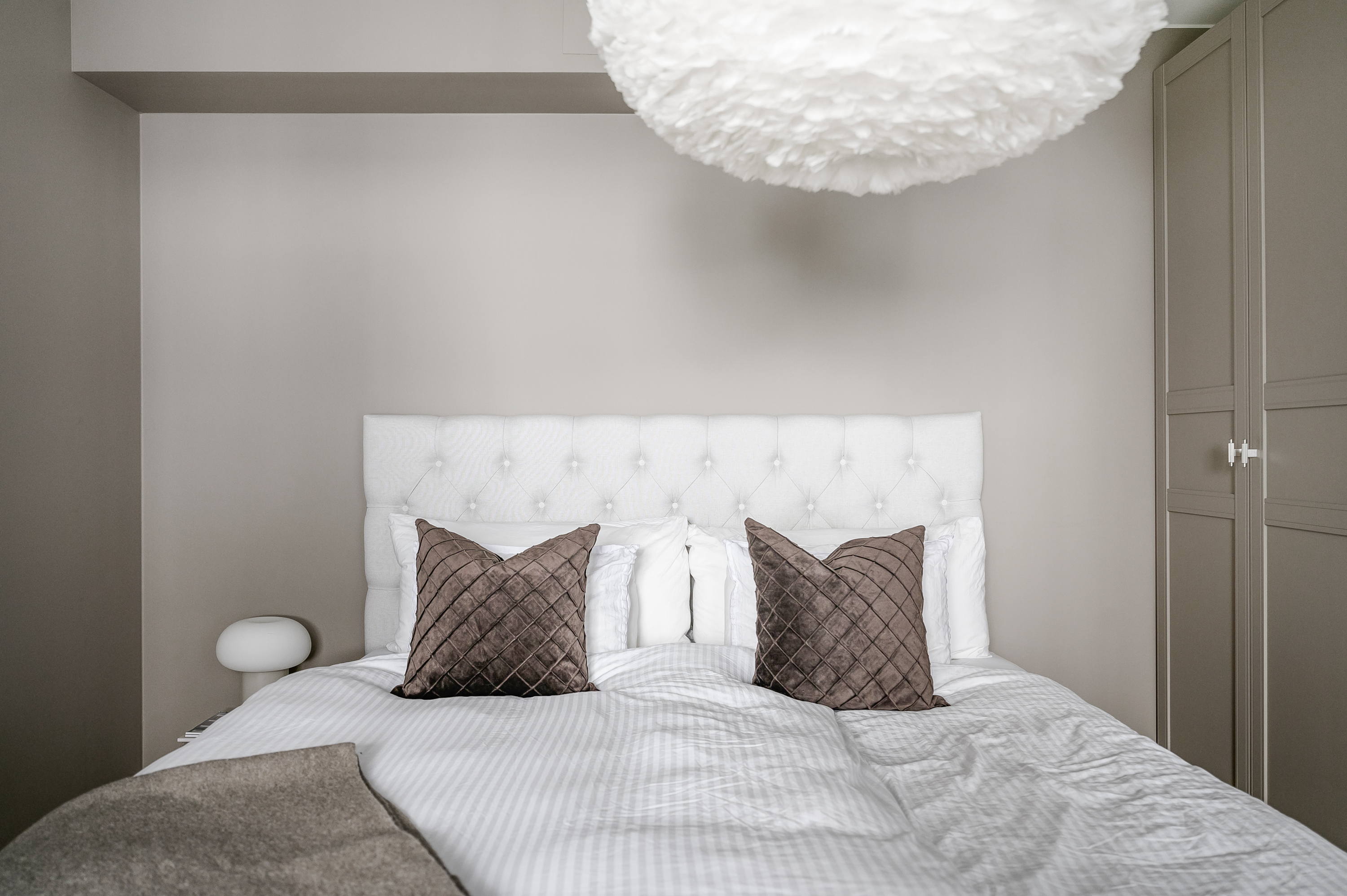 Harmonisk färgskala - klädförvaring i garderobsvägg.