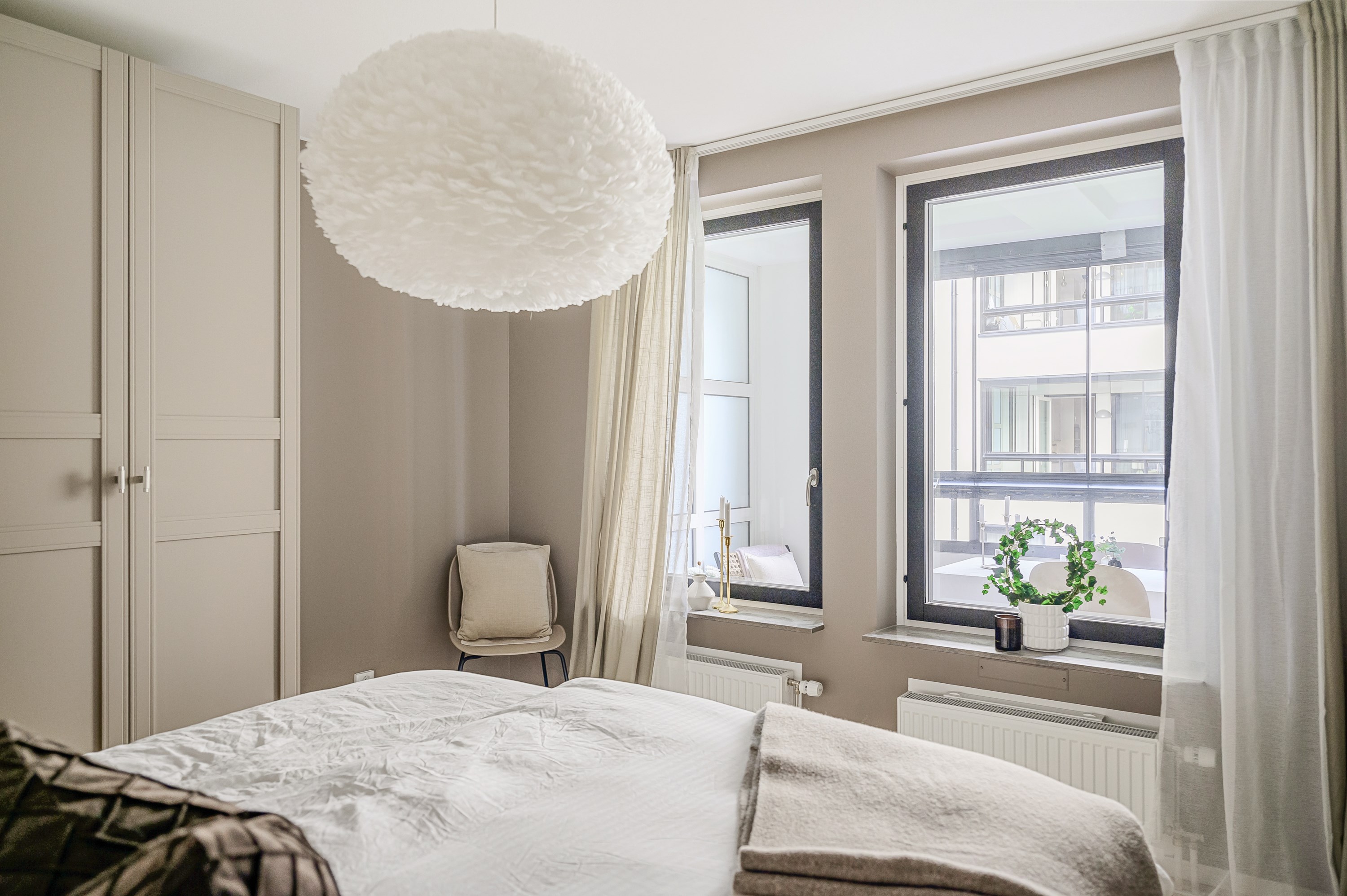 Ljusinsläpp via den inglasade balkongen i öster.