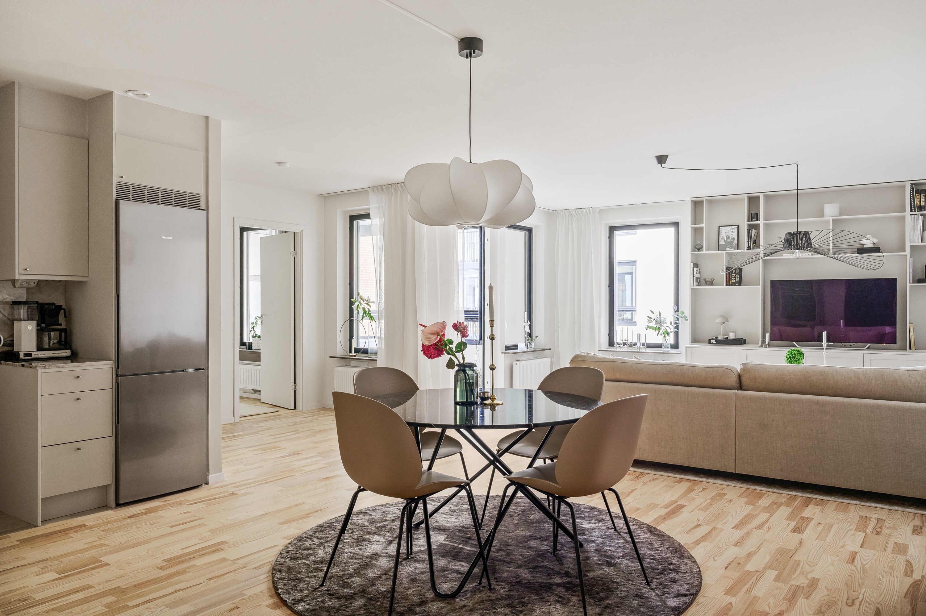 Öppna sociala ytor inklusive inglasad balkong.