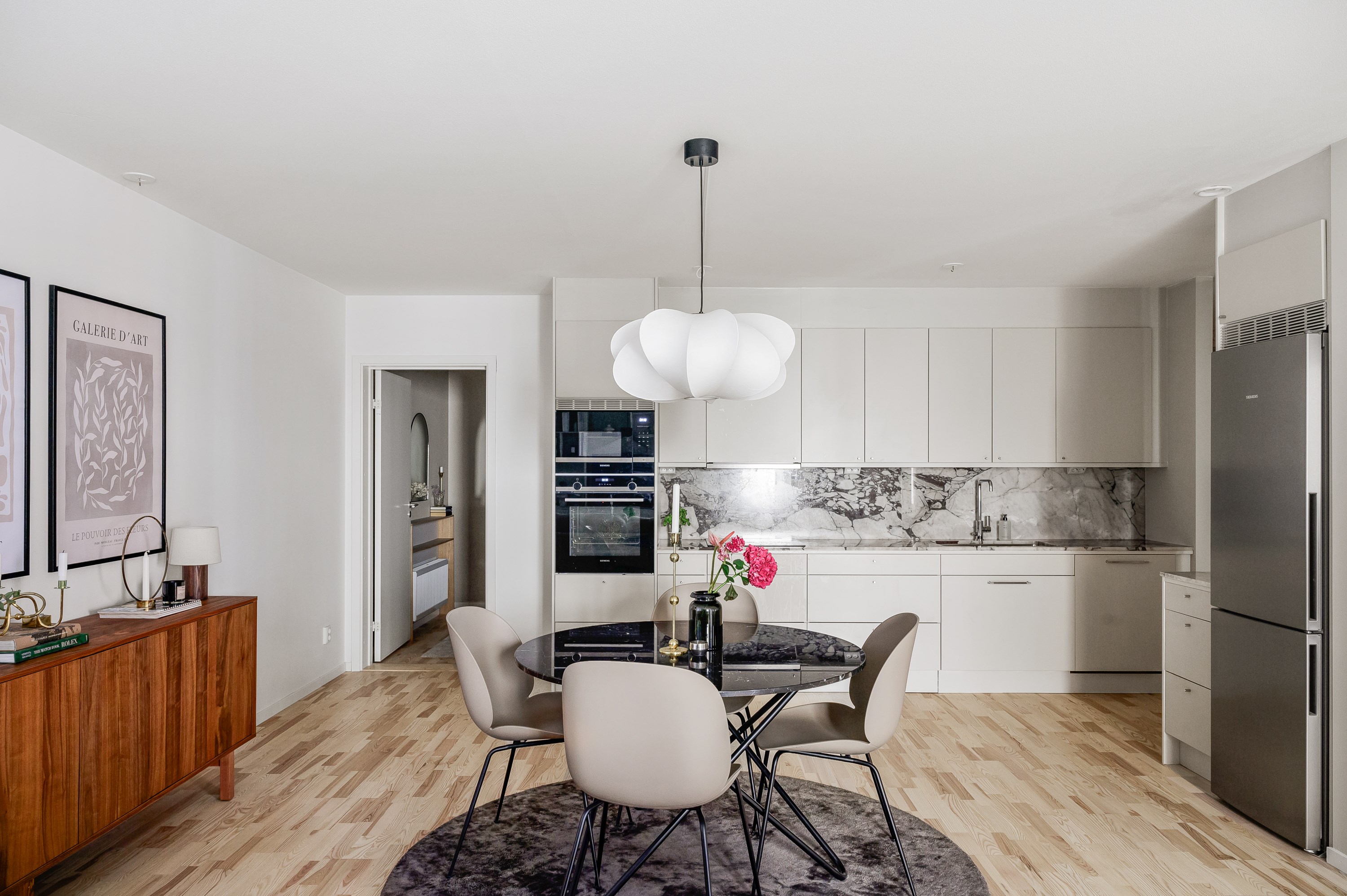 Öppna ytor mellan vardagsrum, kök och matplats.