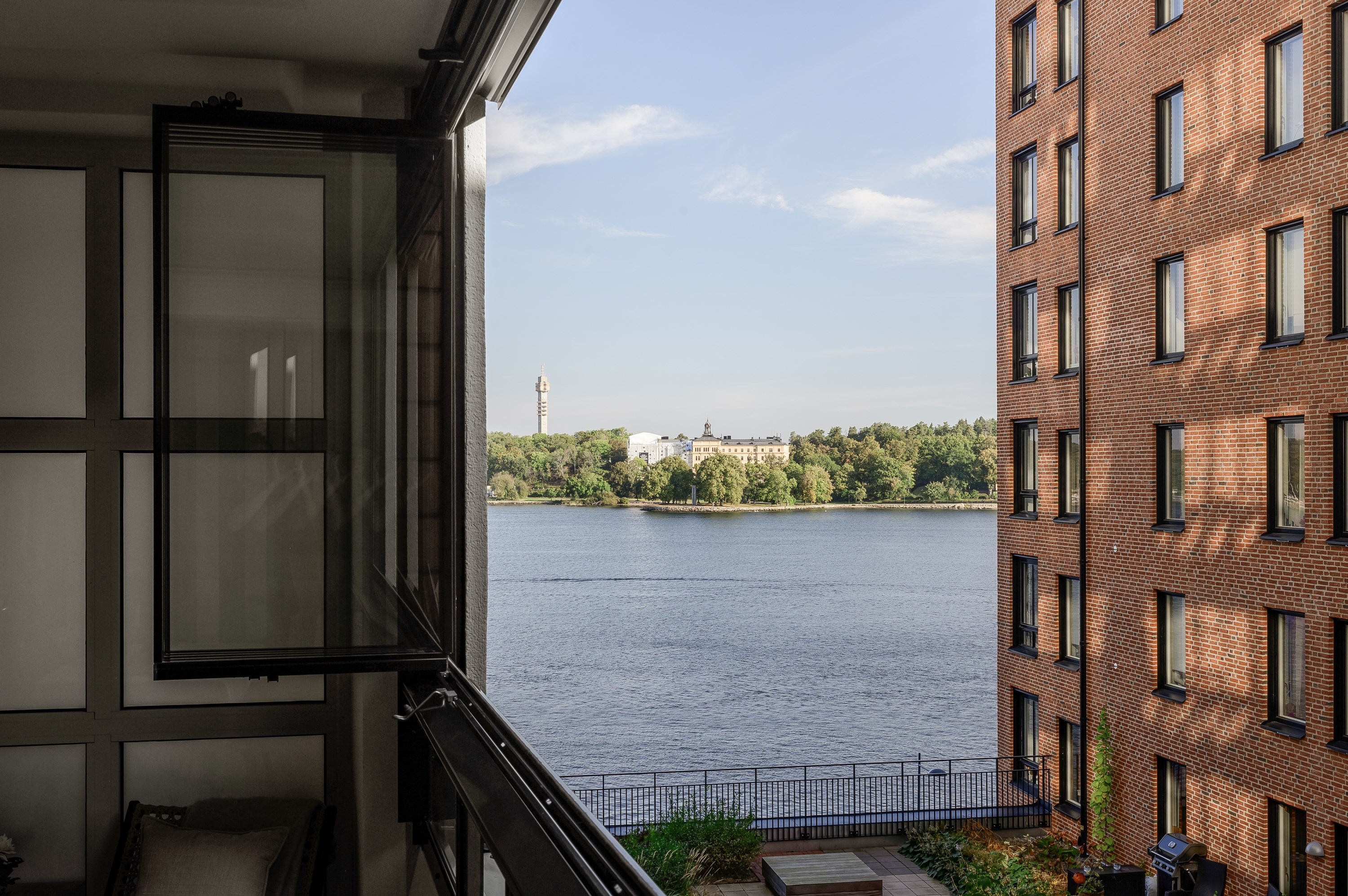 Sjönära läge med möjlighet till båtpendling från kajen. 