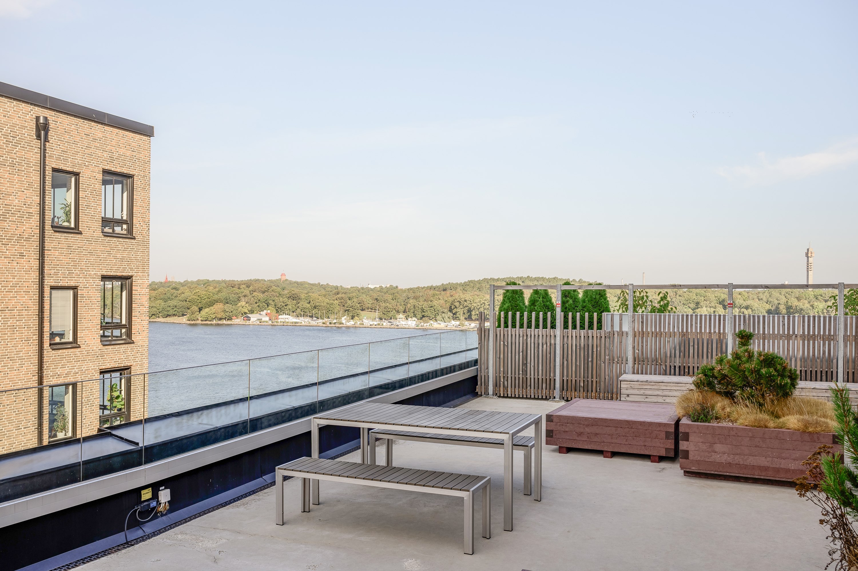 På våning 10 i samma port återfinns en av föreningens takterrasser.