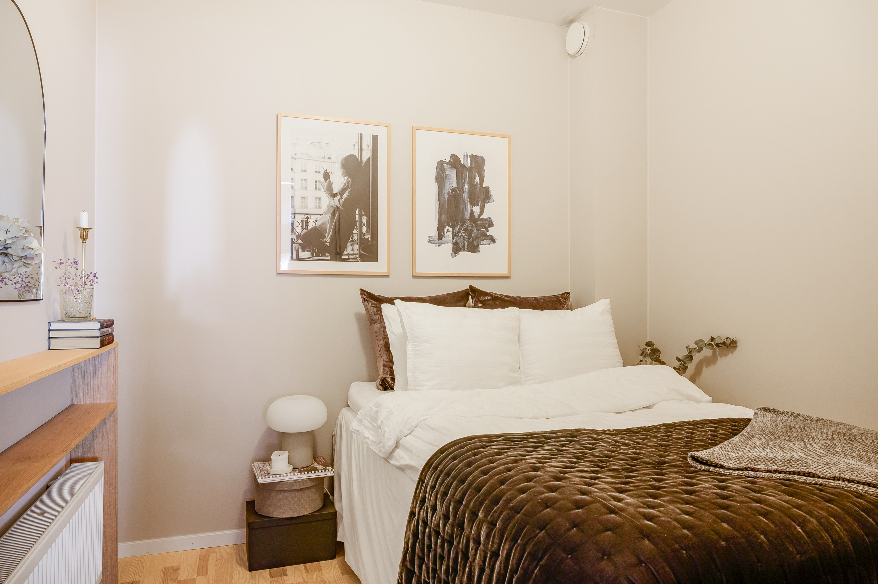 Klädkammare inredd som gästrum.