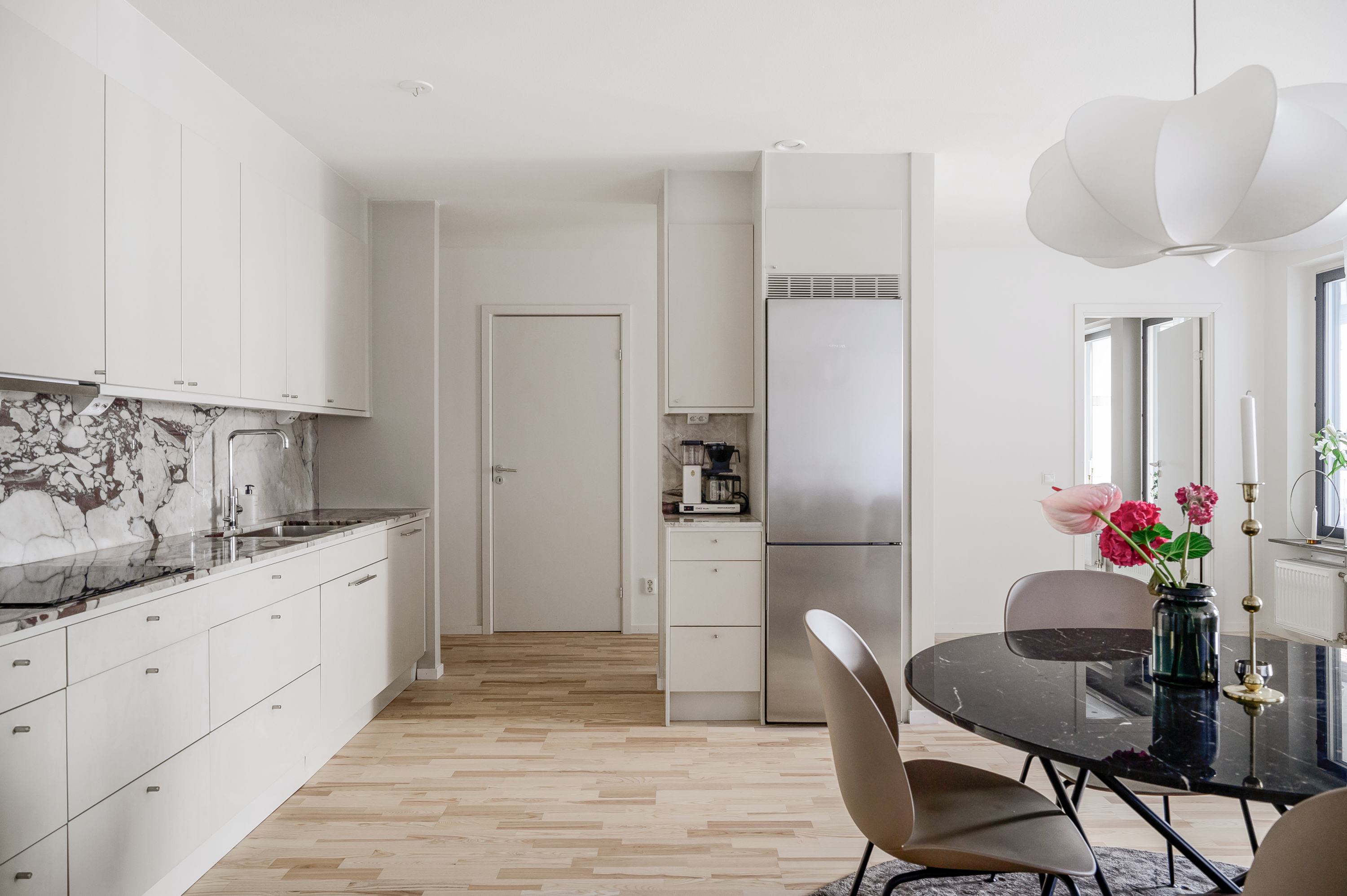 Rakt fram nås klädkammaren, till höger skymtar sovrummet.