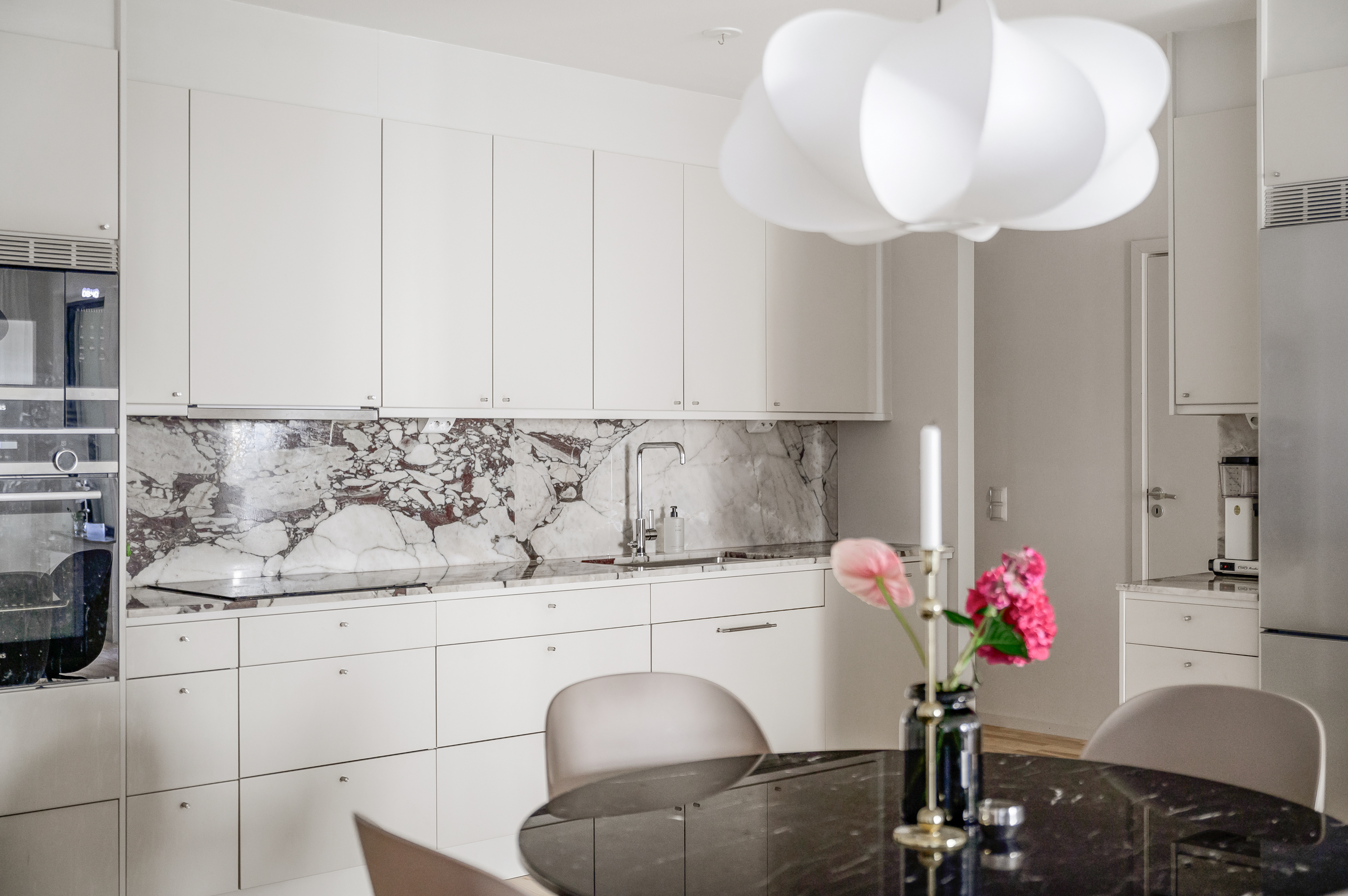 Harmonisk färgskala - kök med fronter i ljust beige ton.