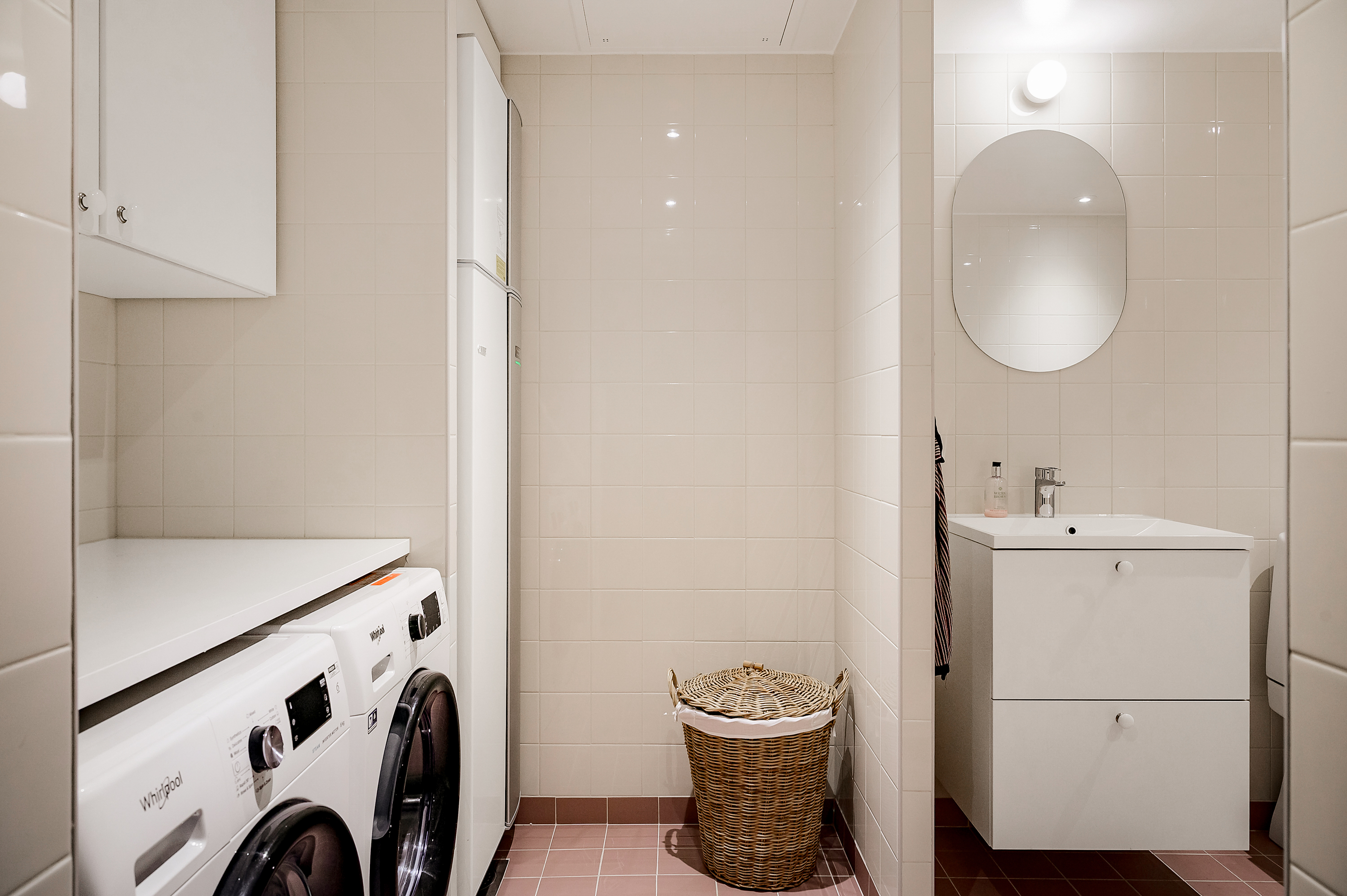 Klädvårdsdel i badrummet med egen tvättmaskin och torktumlare