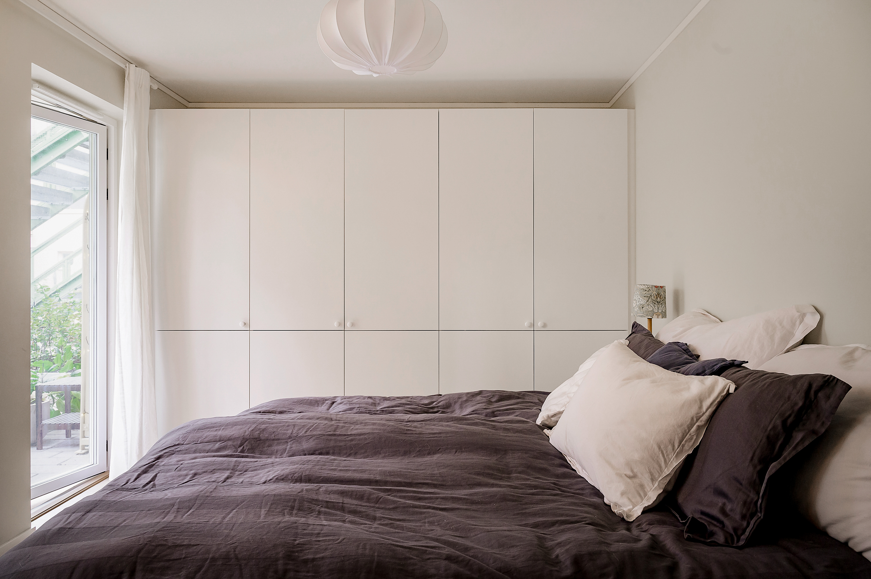 Master bedroom med altandörr mot en av uteplatserna