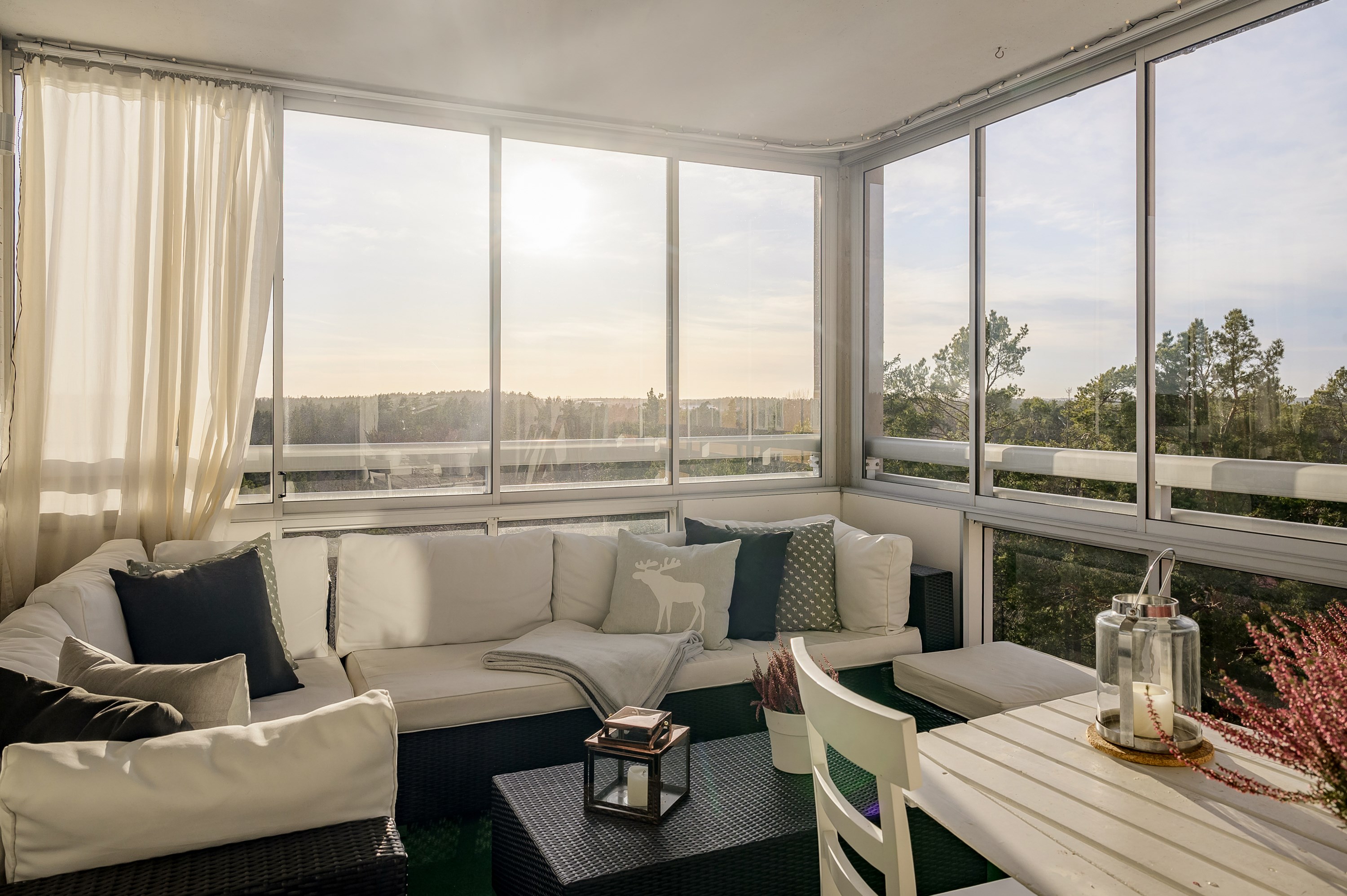 Inglasningen gör att balkong fungerar som ett extra rum.