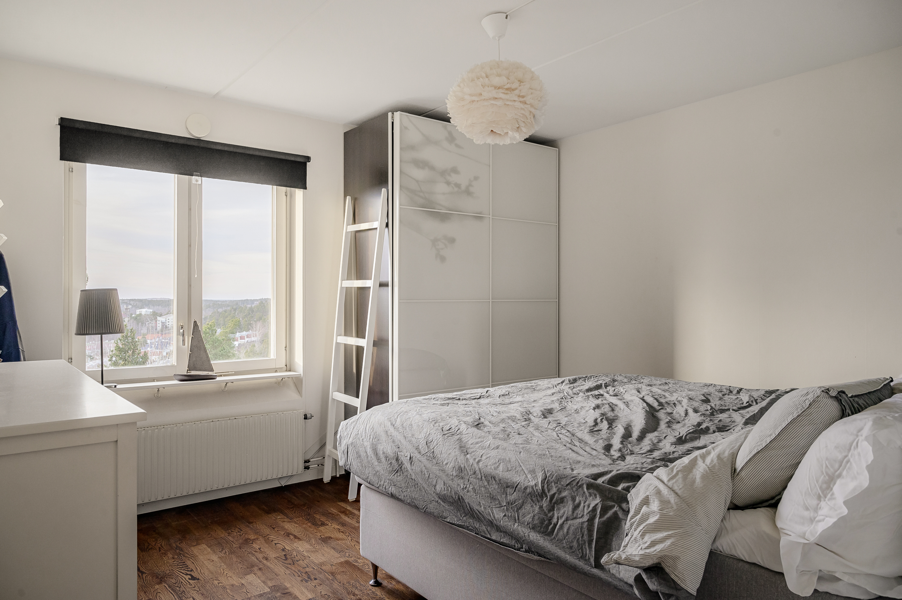 Ljusinsläpp från väster med milsvidd utsikt och kvällsol.