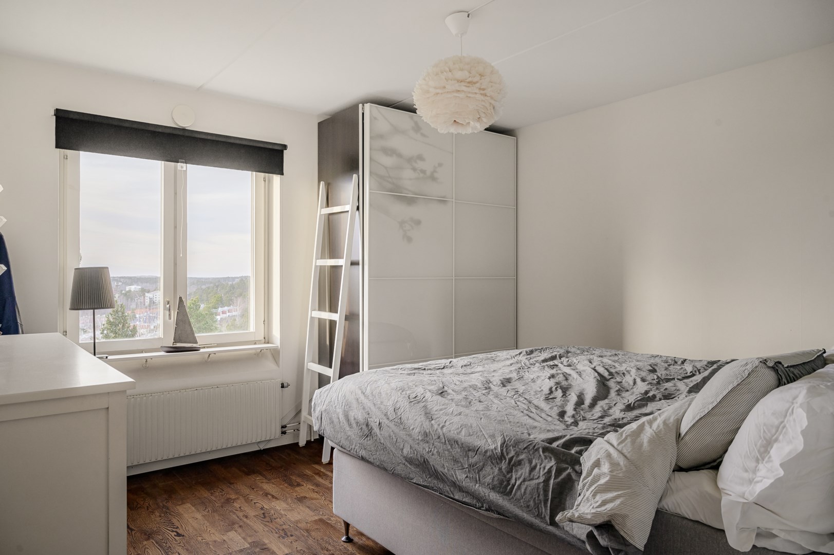 Ljusinsläpp från väster med milsvidd utsikt och kvällsol.