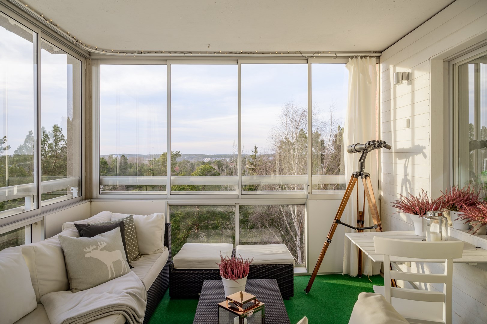 Inglasad balkong om ca 16 kvm - helt fri från insyn.