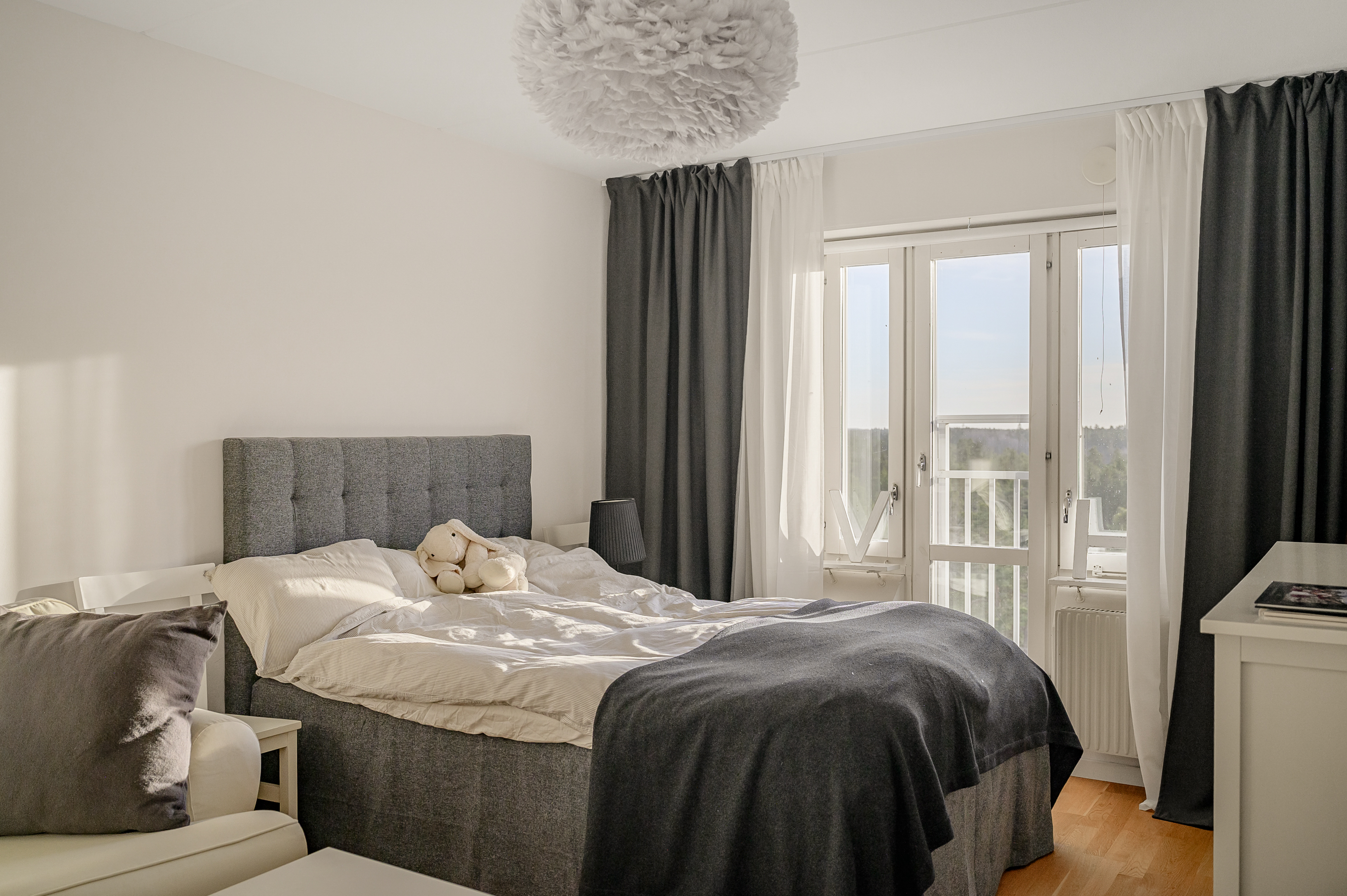 Sovrum 2 med ljusinsläpp från söder - rymligt nog som föräldrasovrum.