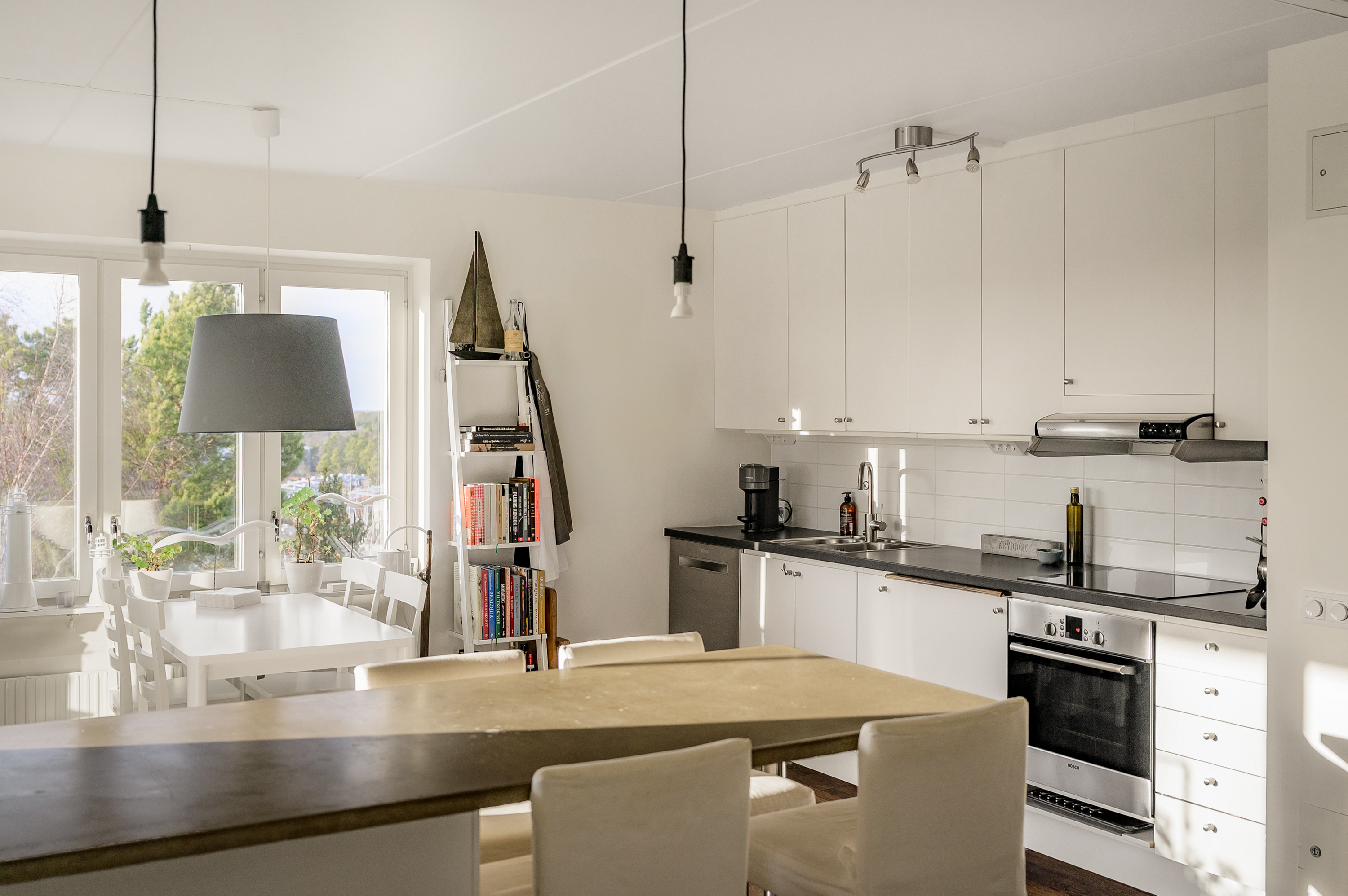 Lägenheten genomsyras av rymliga ytor och ett generöst ljusinsläpp.