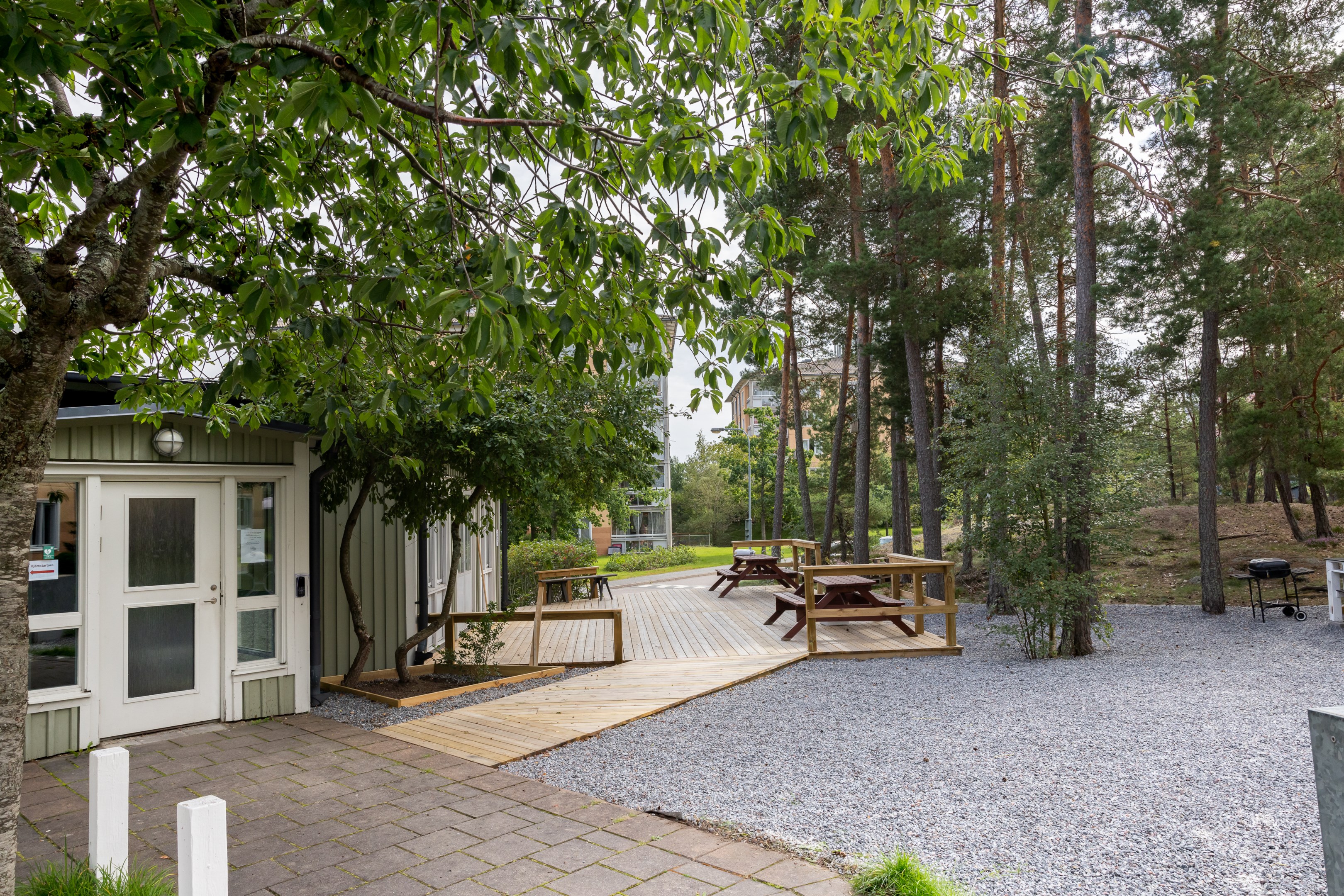 Föreningshus med festlokal, övernattningslägenhet, bastu och grovtvättstuga.