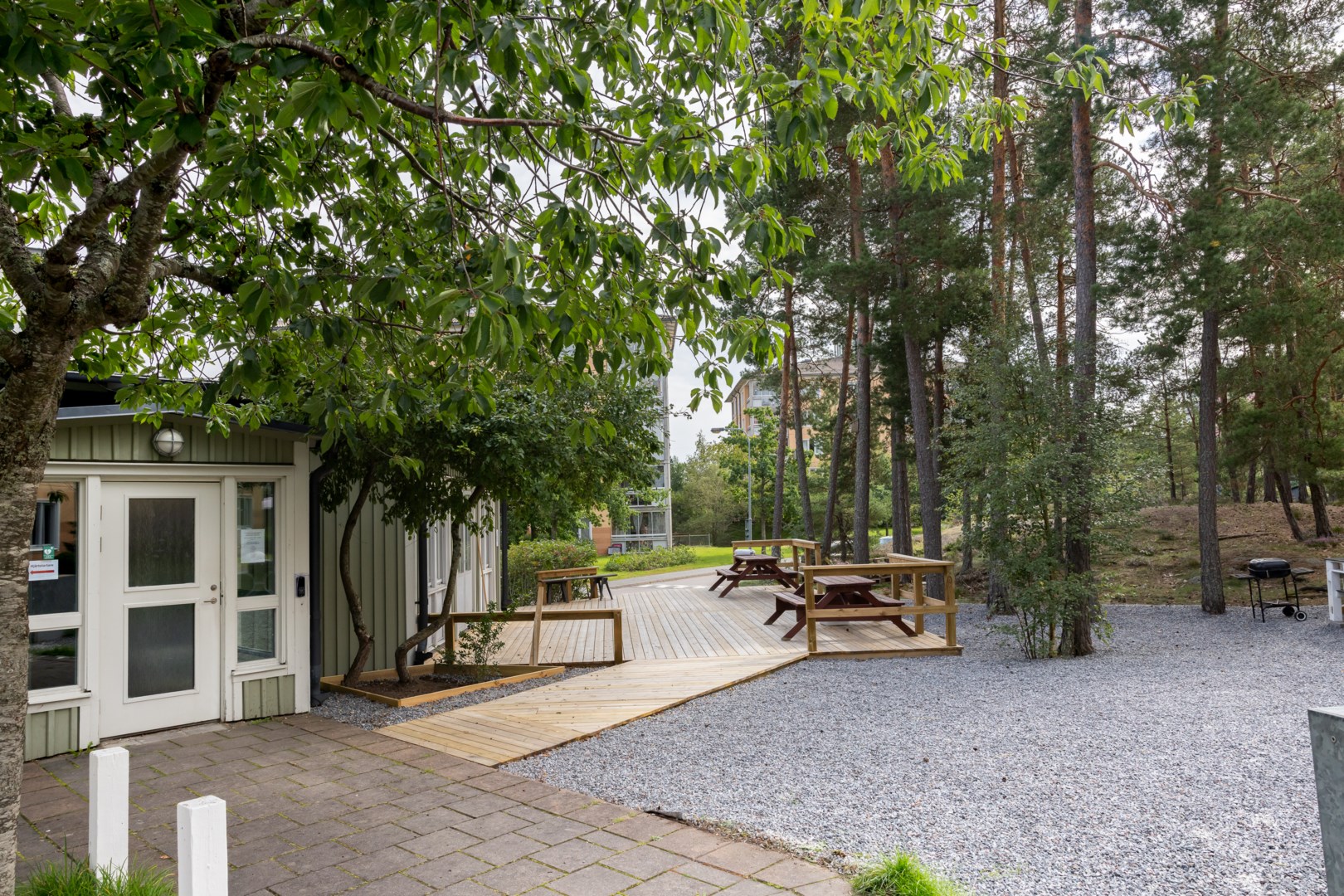 Föreningshus med festlokal, övernattningslägenhet, bastu och grovtvättstuga.