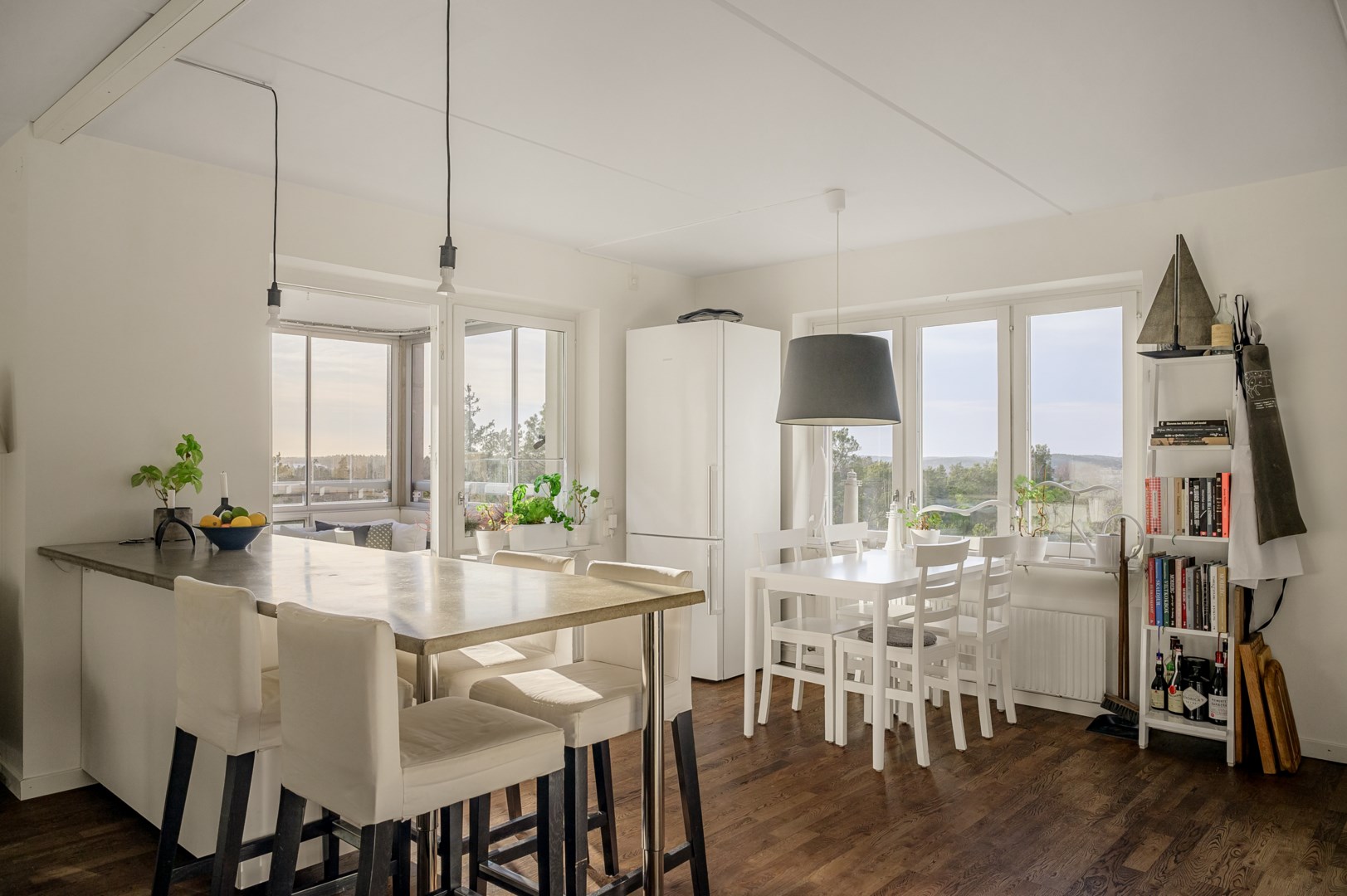 Luftigt kök med anslutande matplats och utgång till balkong.