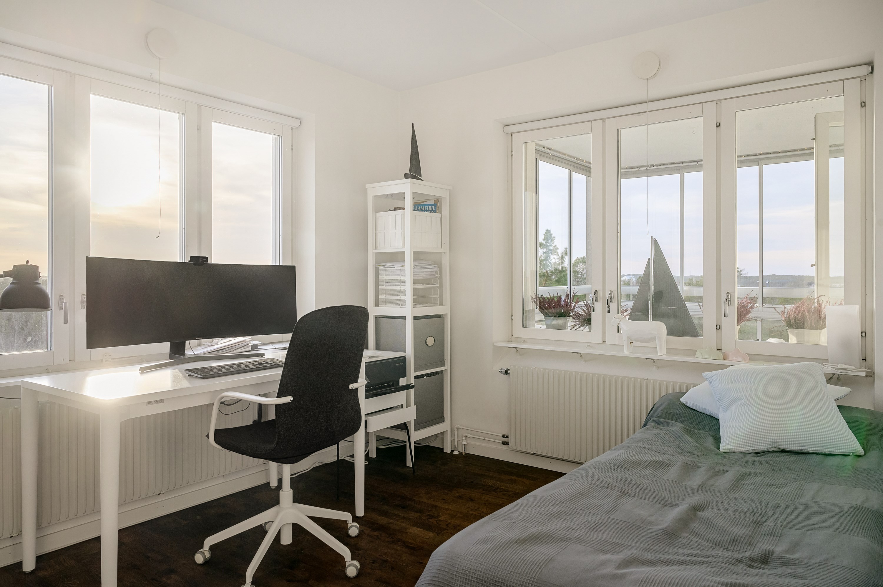 Sovrum 3 - idag kombinerat hemmakontor & gästrum.