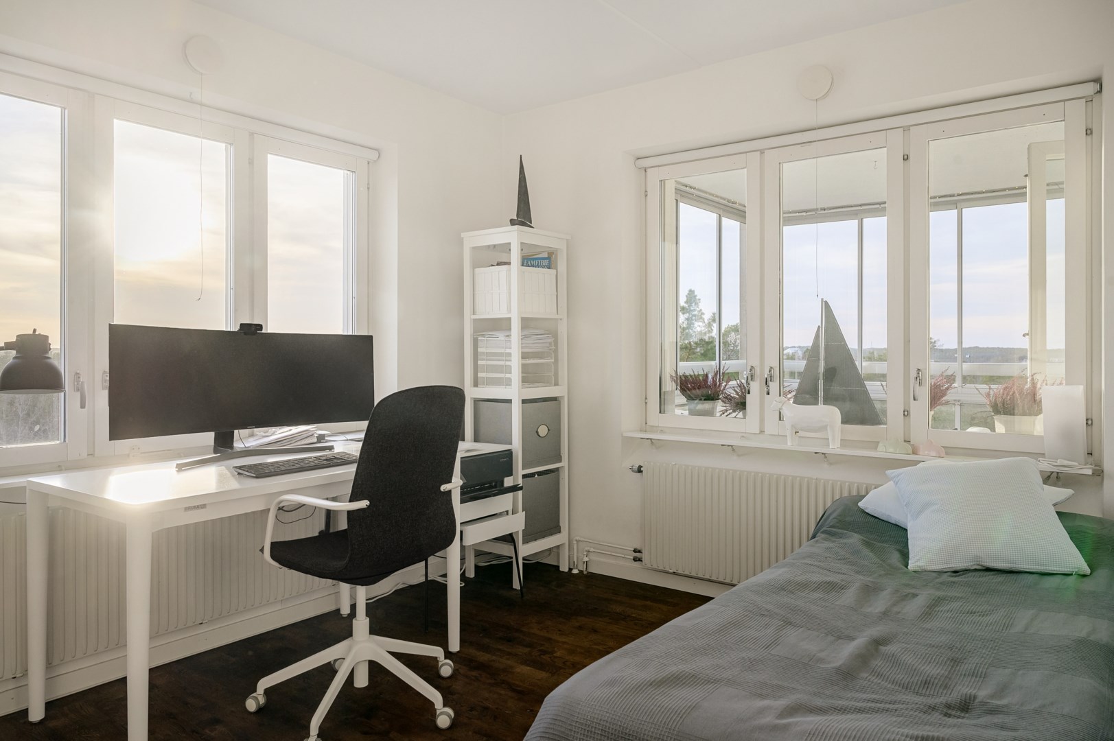 Sovrum 3 - idag kombinerat hemmakontor & gästrum.