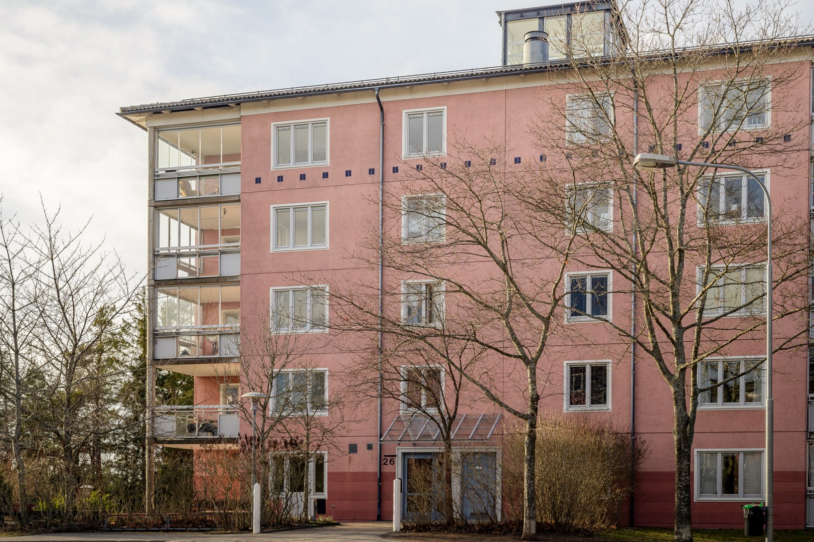 BRF Bergmossen är en stabil förening med dryga 6000 kr/kvm i belåningsgrad samt orealiserat eget  kapital i form av 11 hyresrätter.