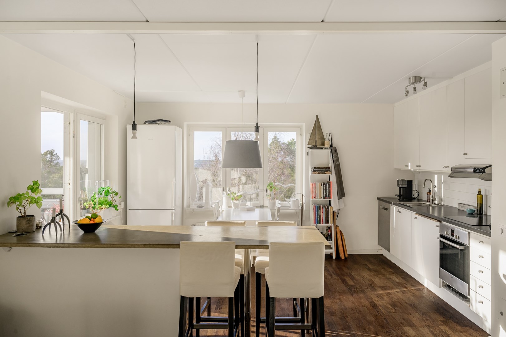 Köksön fungerar som en länk mellan kök och vardagsrum.