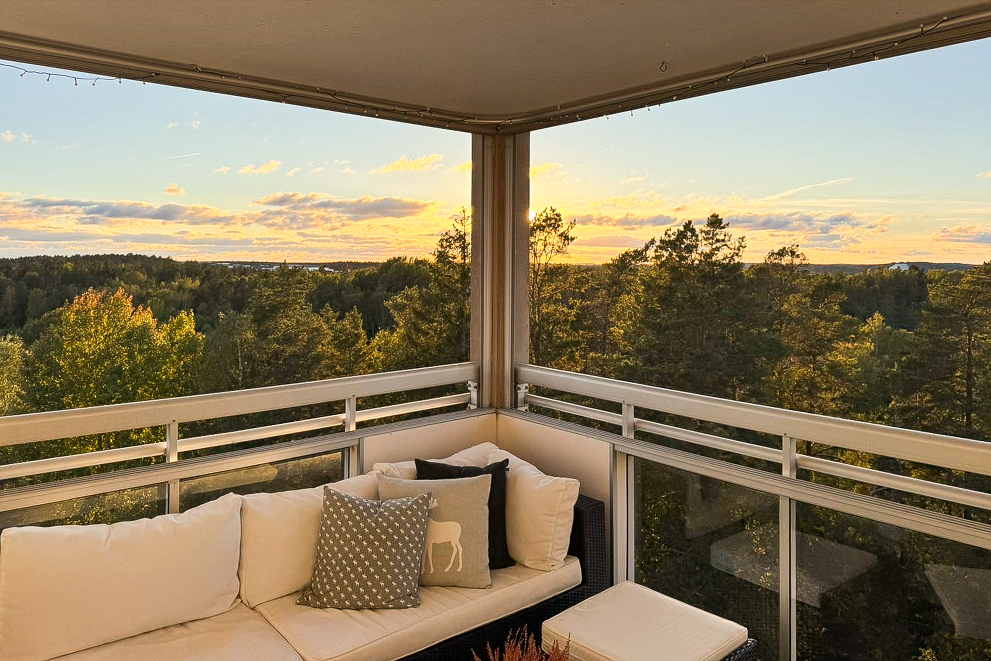 Högst upp med milsvidd panoramautsikt över trädtopparna i söder och väster.