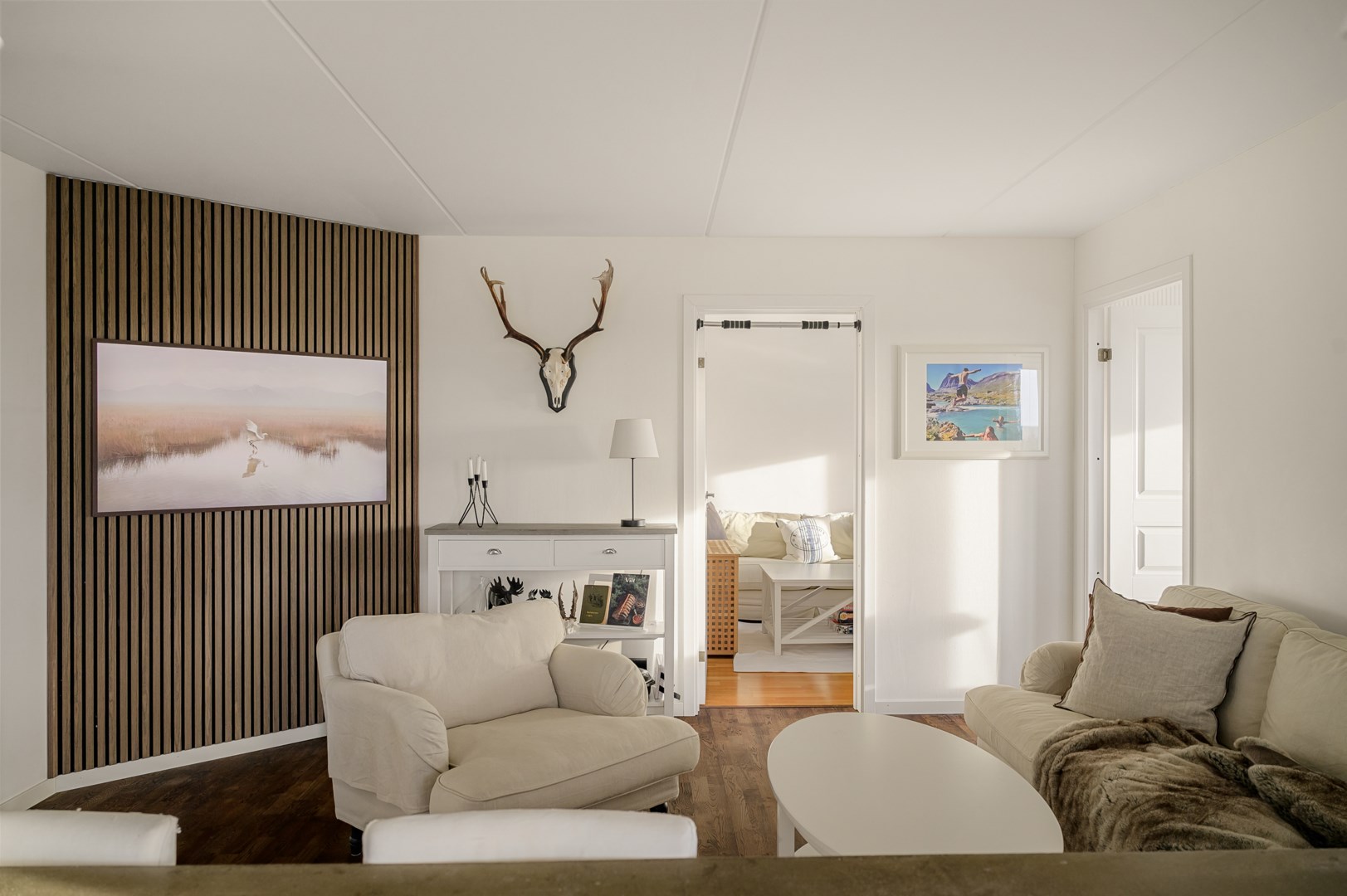 Vardagsrummet med köksön i förgrunden.