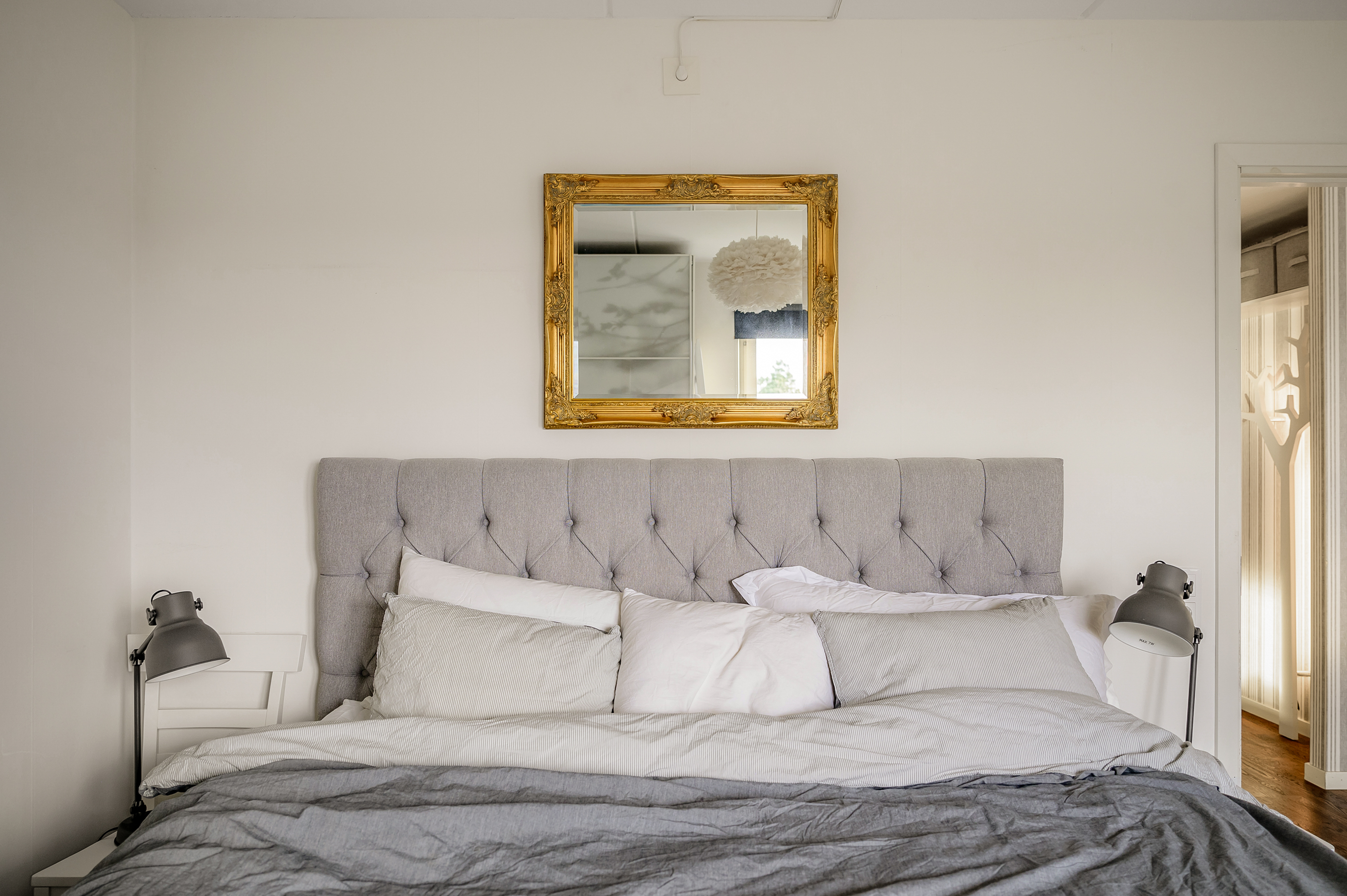 Föräldrasovrum med avskilt läge och entré via hallen.