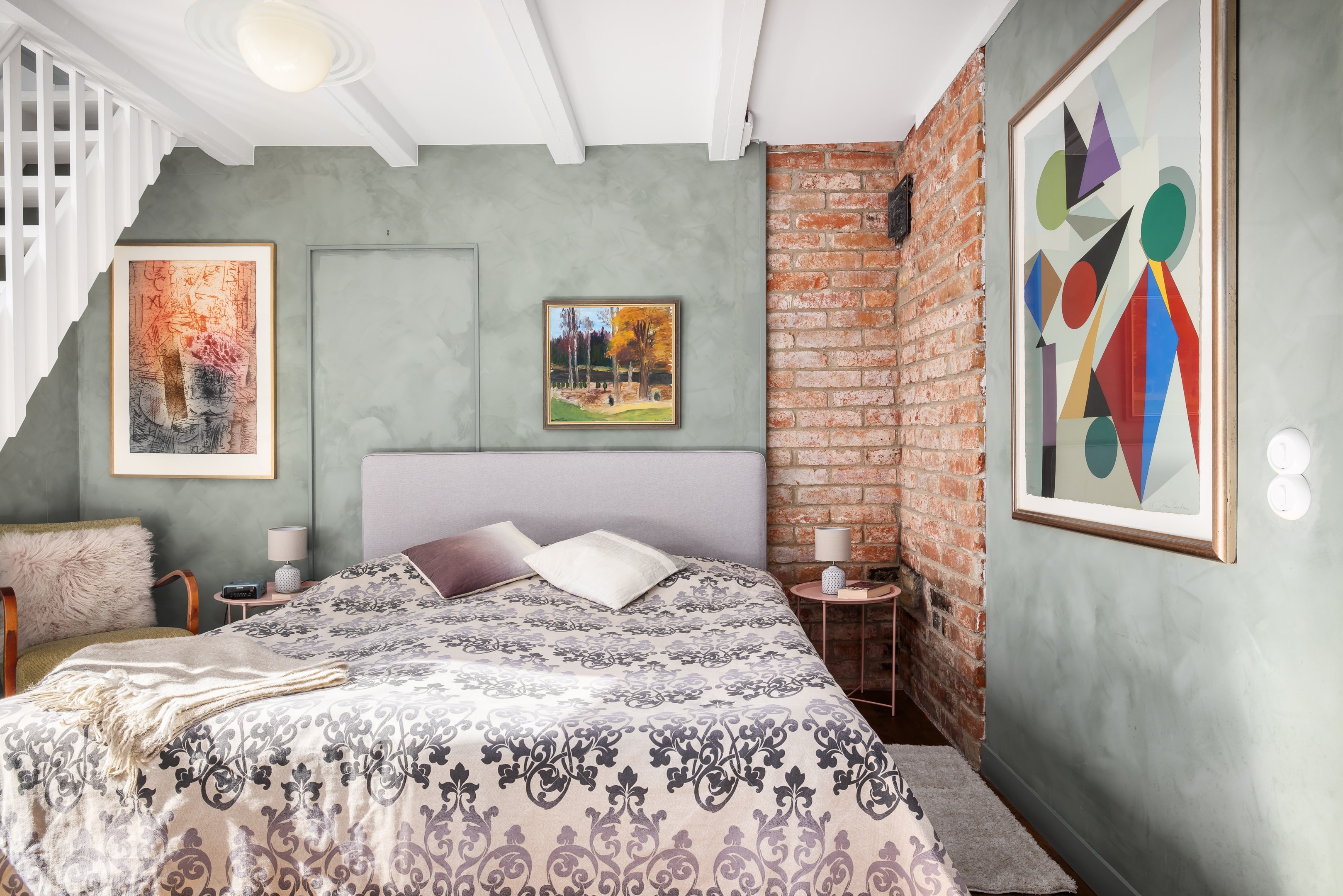 Rummet nås via hallen - vid behov kan rummet ansluta även till vardagsrummet