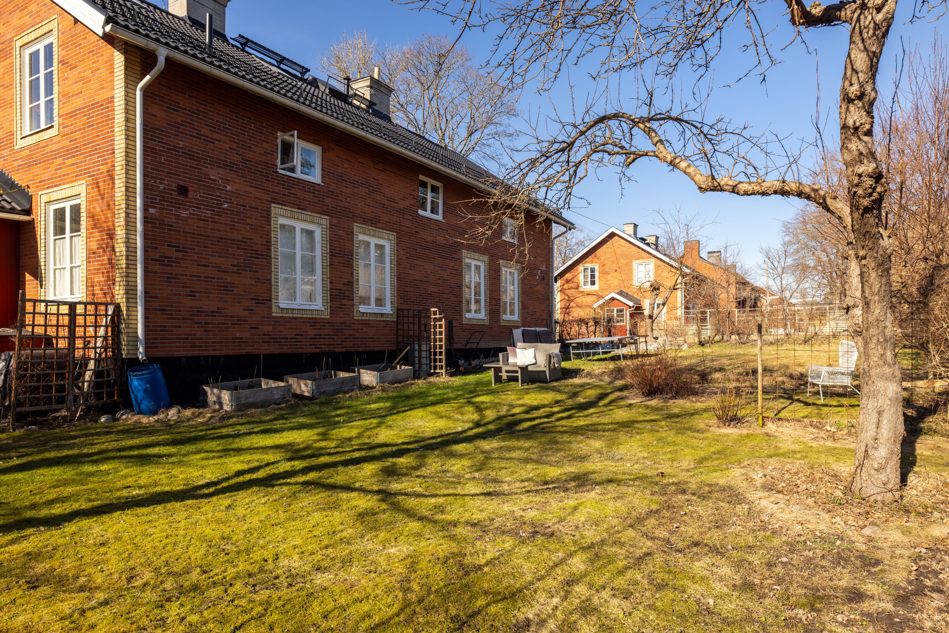 Lägenheten disponerar och sköter en egen privat del av trädgården