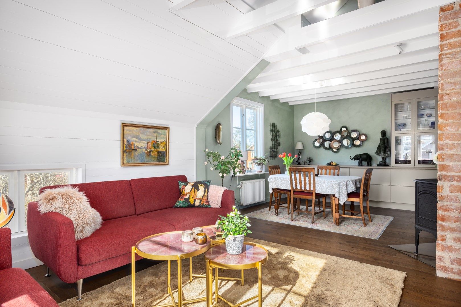 Öppna sociala ytor mellan vardagsrum, matplats och kök