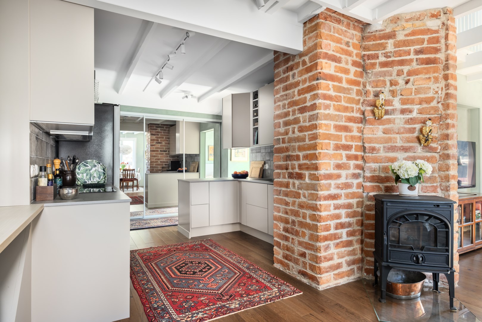 Kyligare dagar eldar man gärna i den öppna spisen