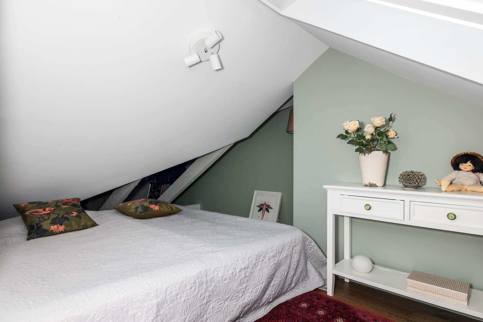 Plats för dubbelsäng in under snedtaket