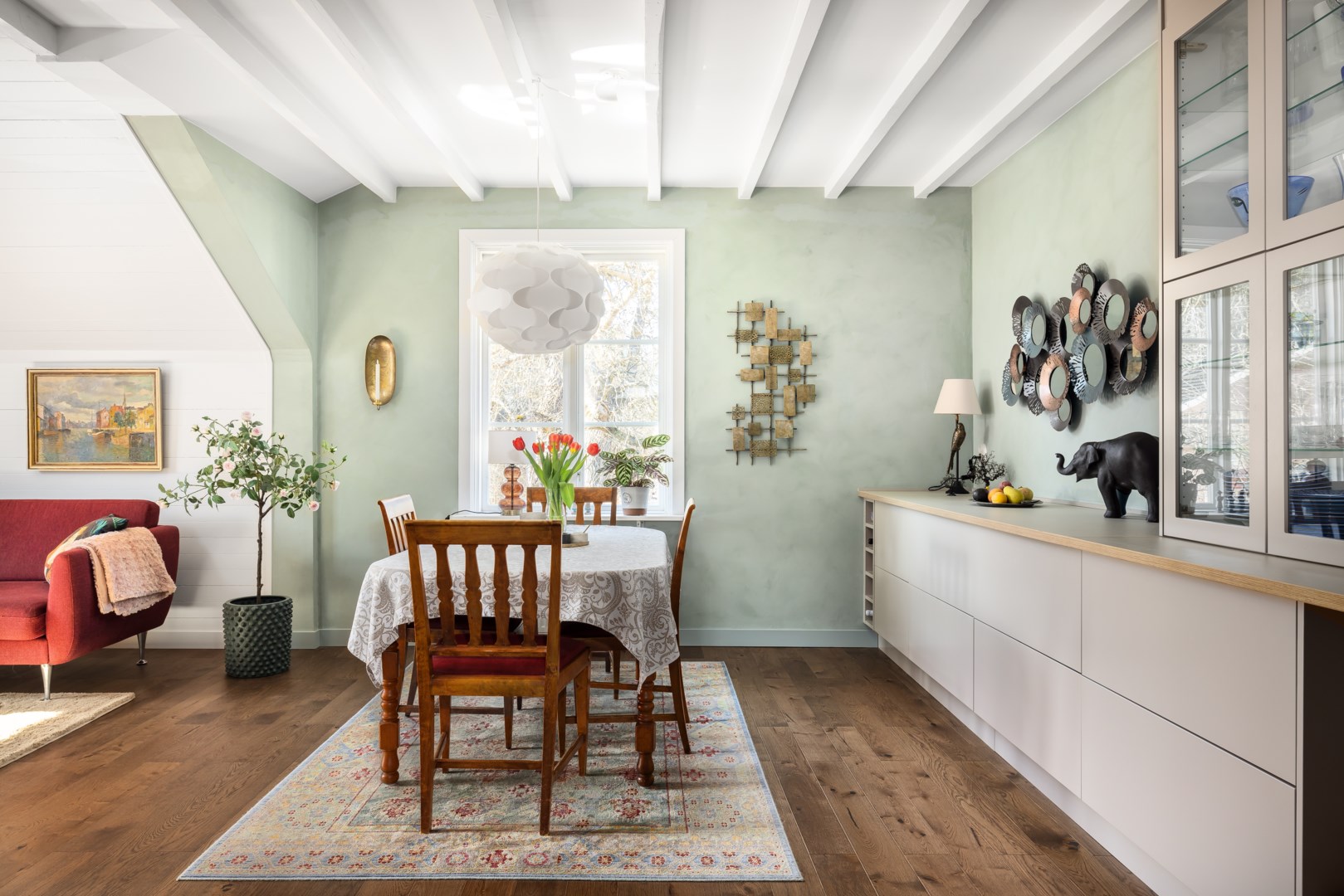 Originaldetaljer såsom varsamt renoverade originalfönster med spröjs genomsyrar lägenheten