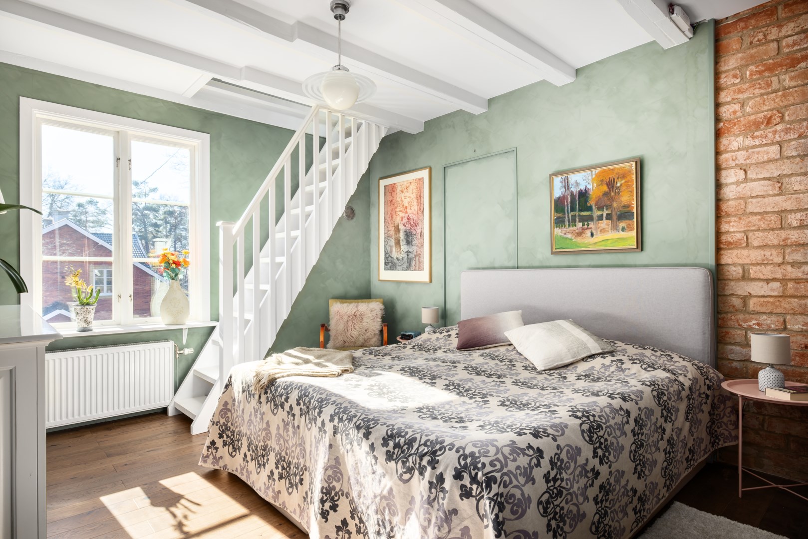 Sovrum med ljusinsläpp från söder