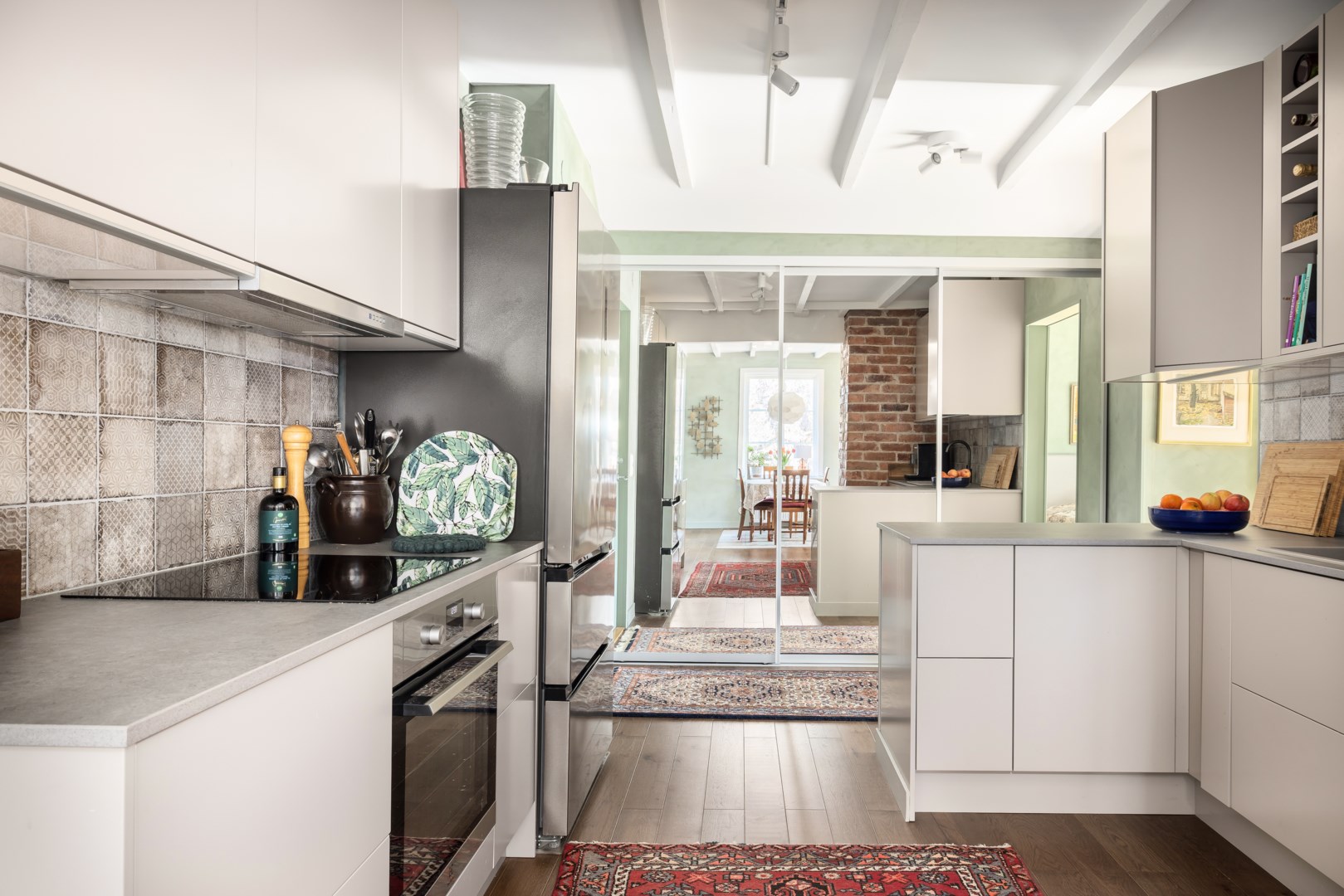 Kök och hall i vinkel från matrummet