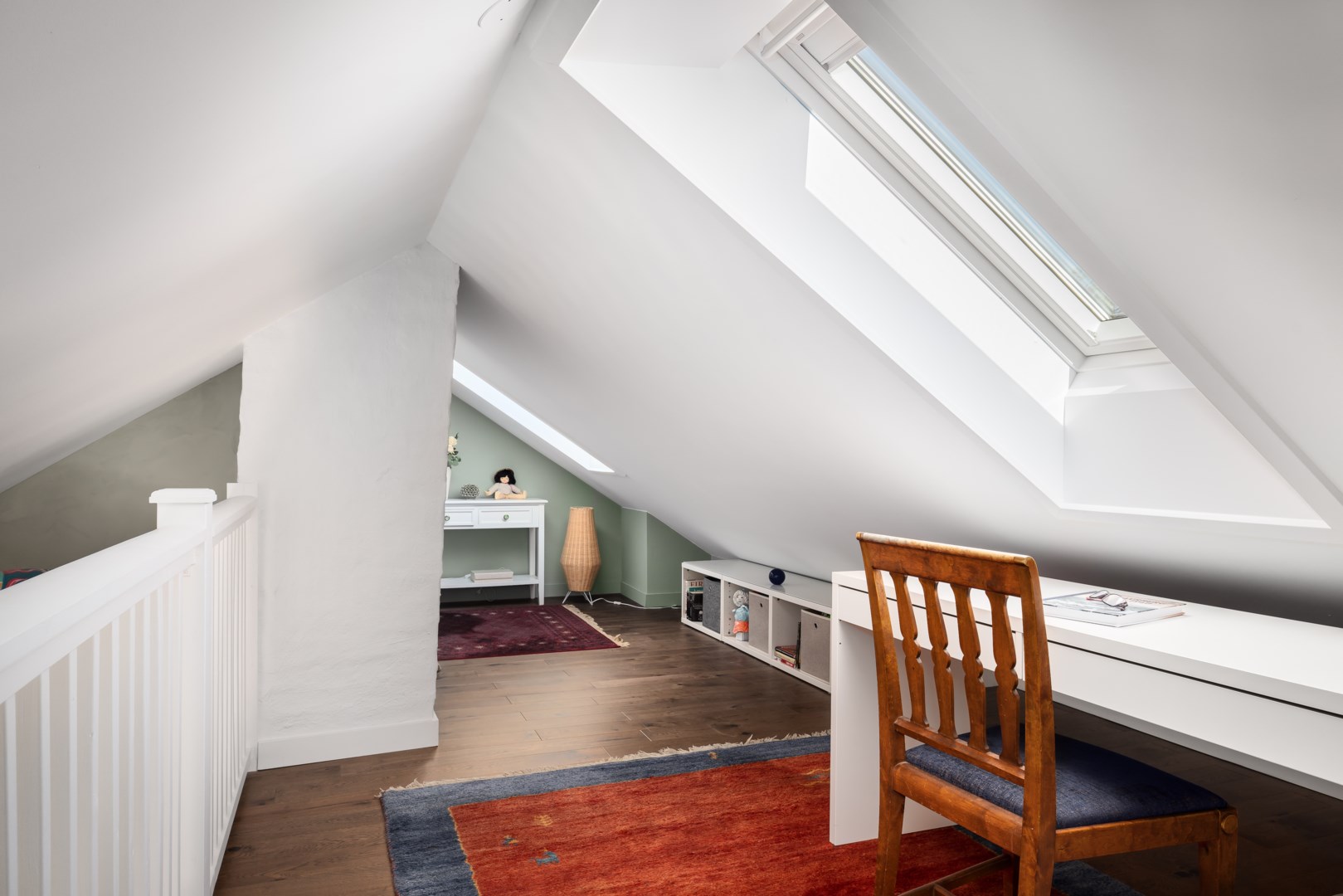 Loft med plats för arbetshörna, sängplatser och förvaring