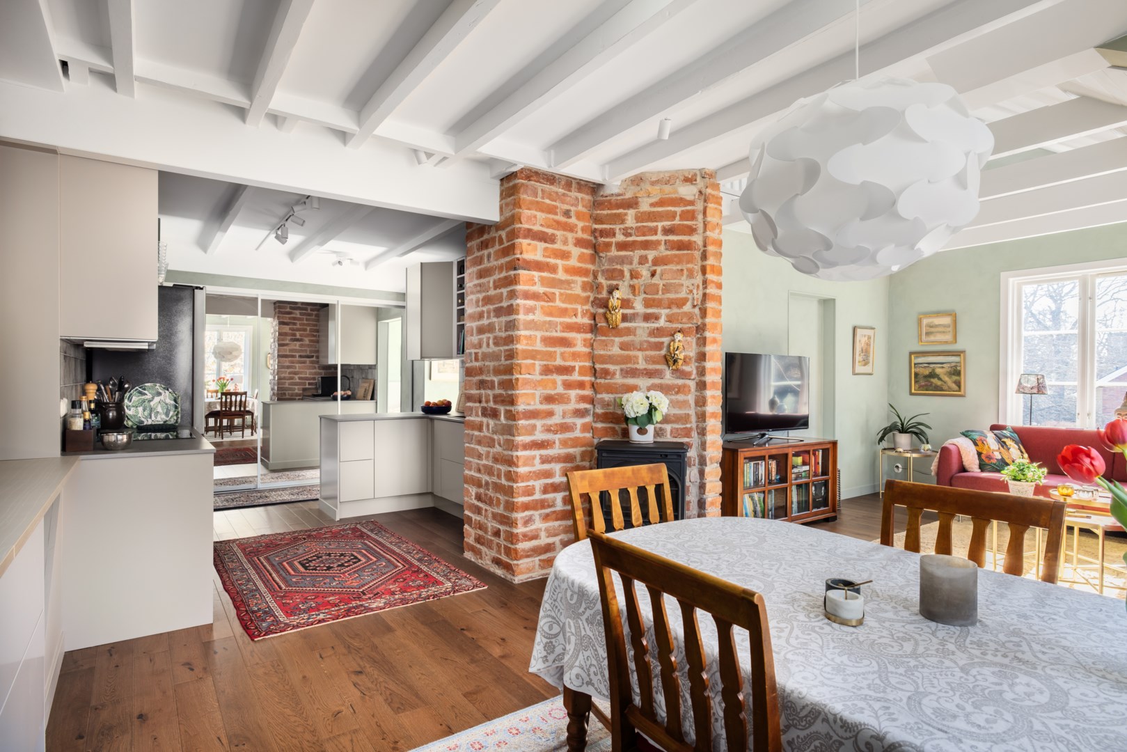 Smakfullt renoverad sekelskifteslägenhet med insynsskyddat hörnläge