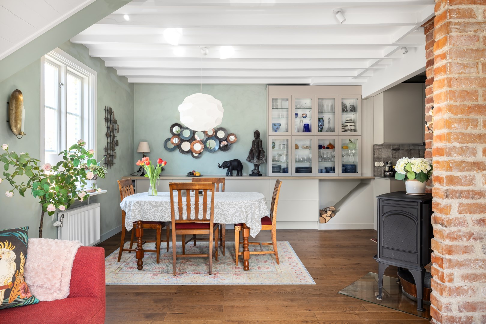 Matplats med ljusinsläpp från väster och gott om platsbyggd förvaring