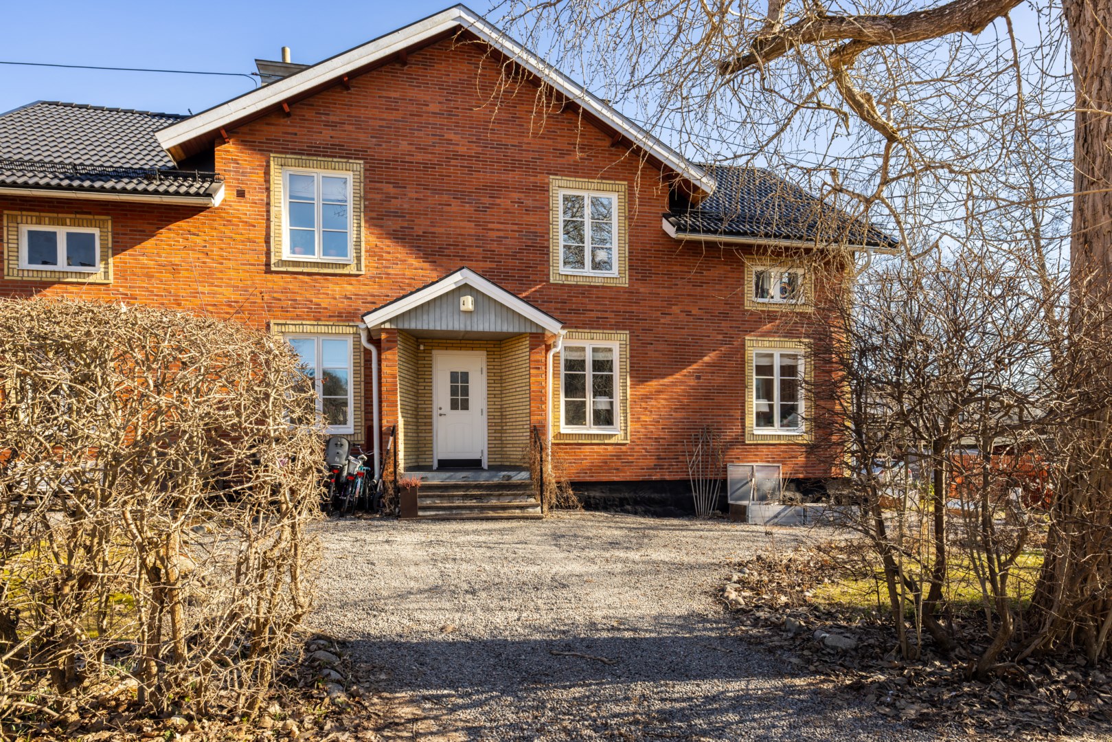 Högt fritt hörnläge med ljusinsläpp från tre väderstreck