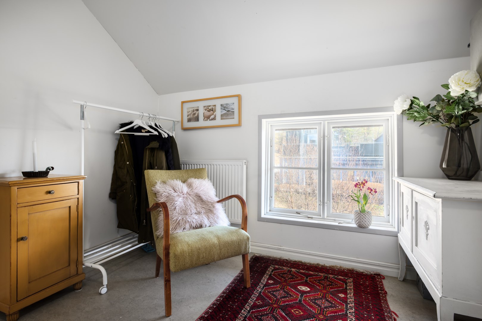 Trapphuset disponeras idag som en extra hall då endast denna lägenhet idag nyttjar denna entré