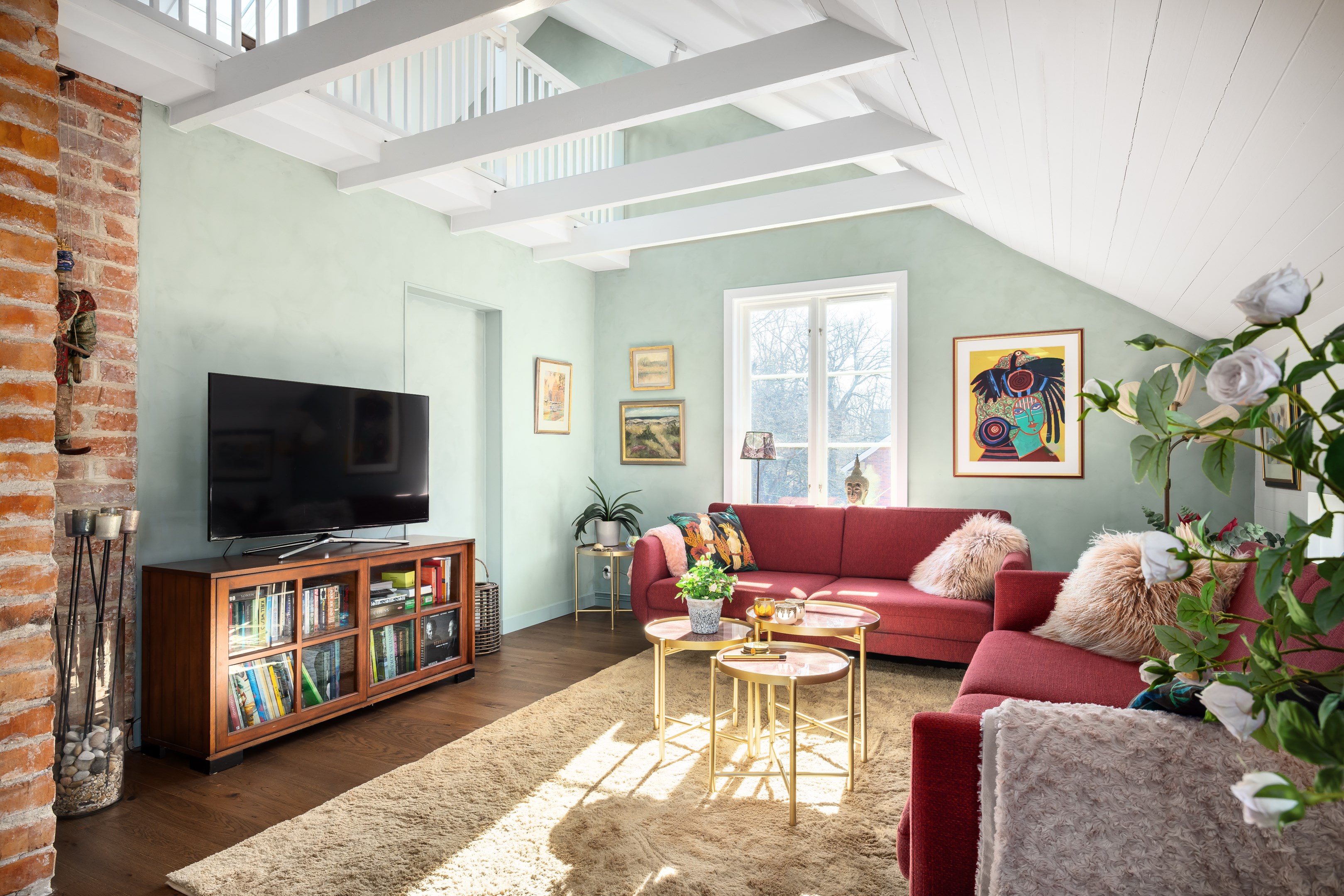 Vackert framtagen murstock och väggar målade med kalkfärg i vilsam ton adderar till helheten