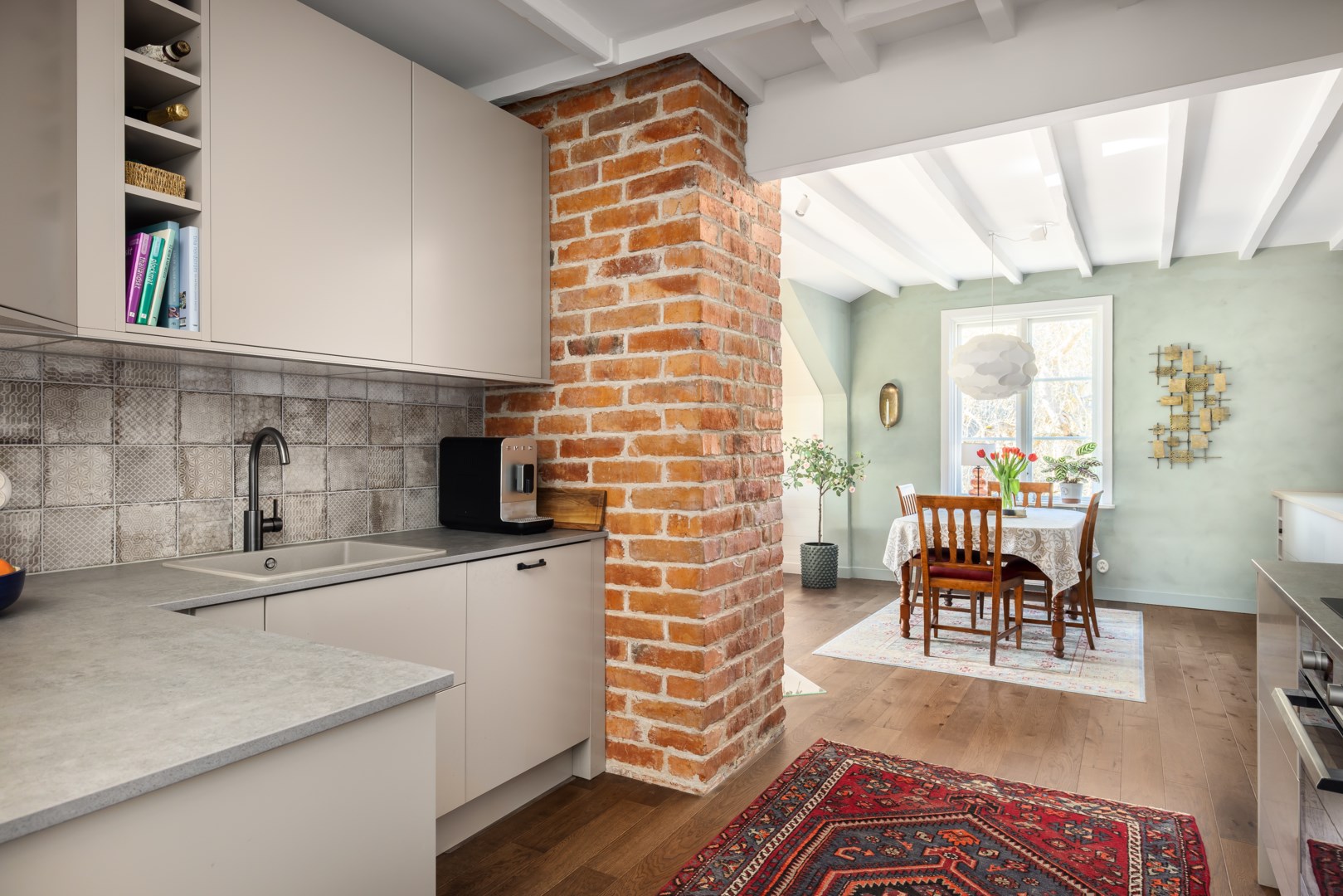 Kök och matplats i vinkel från entrén