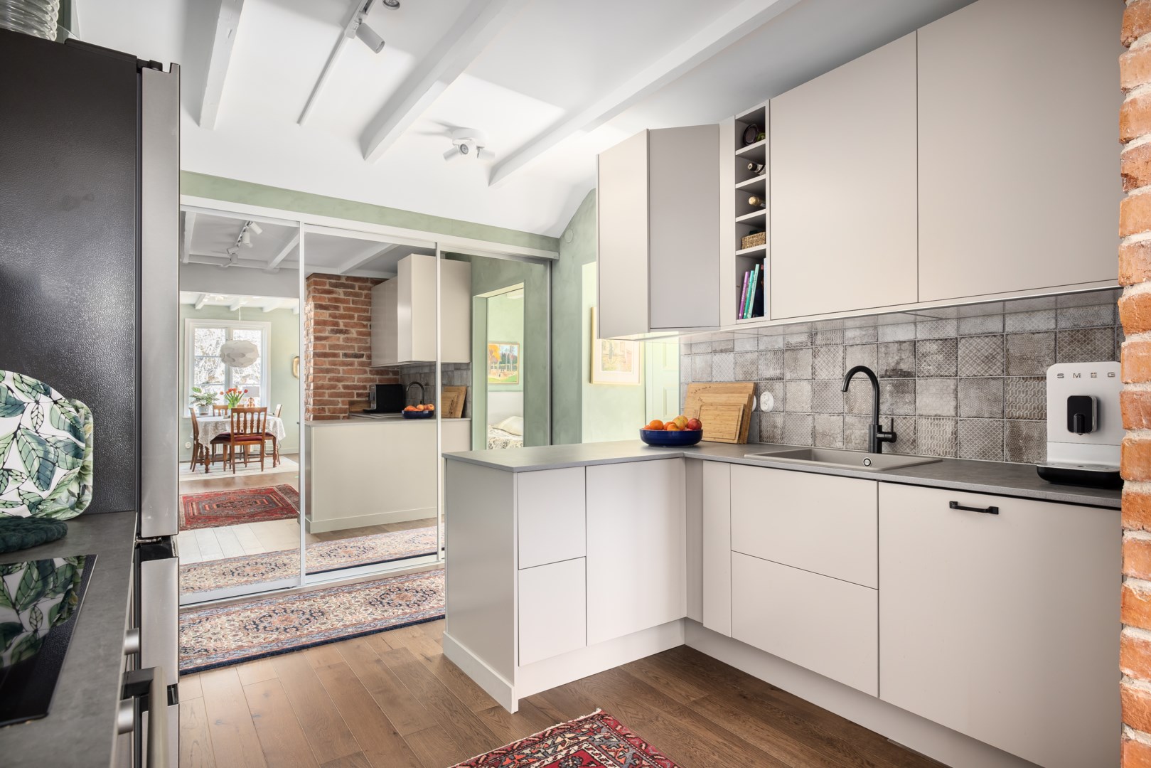 Entréhall med gott om platsbyggd förvaring i garderobsvägg