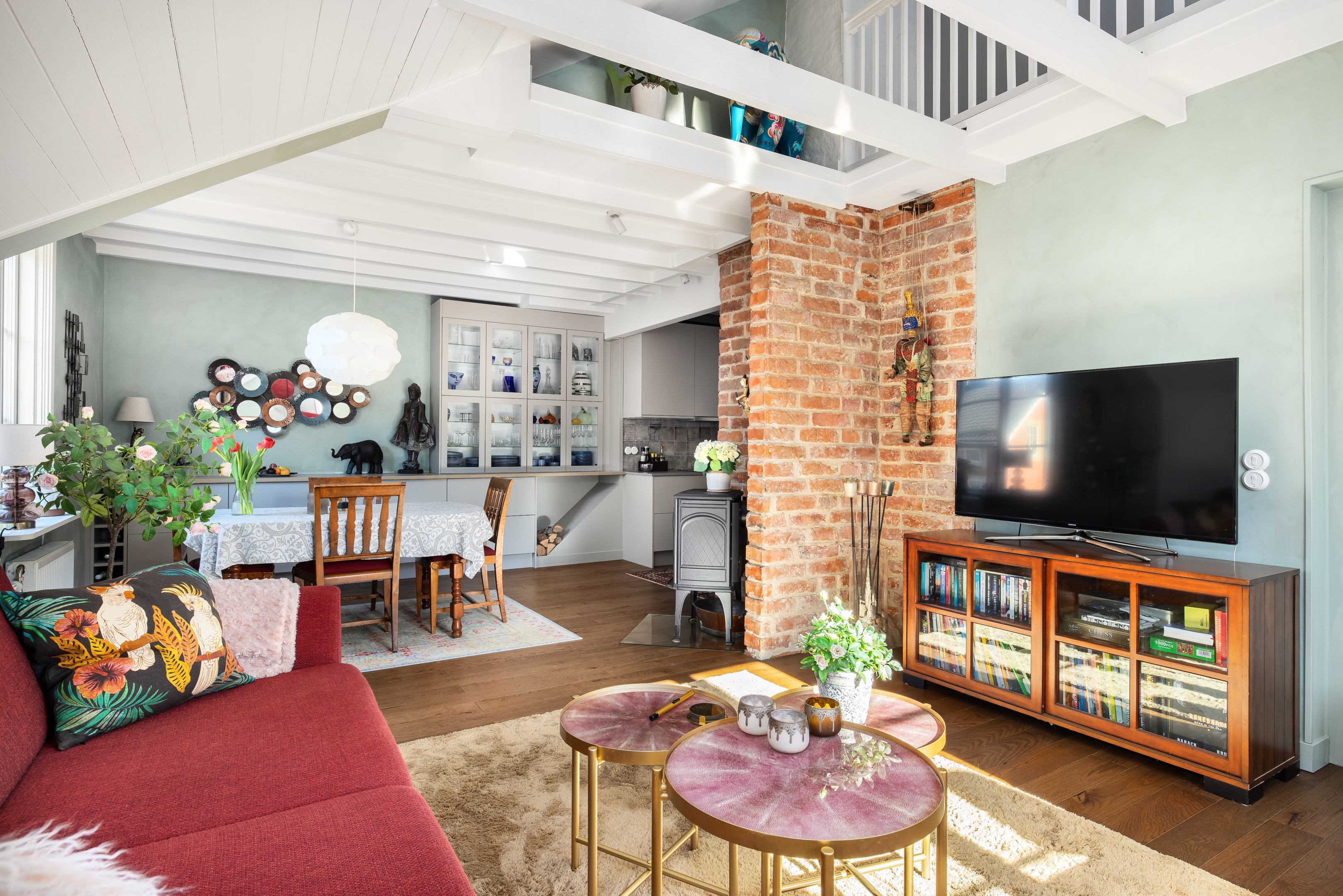 Ateljékänsla med takhöjd upp till nock i vardagsrum