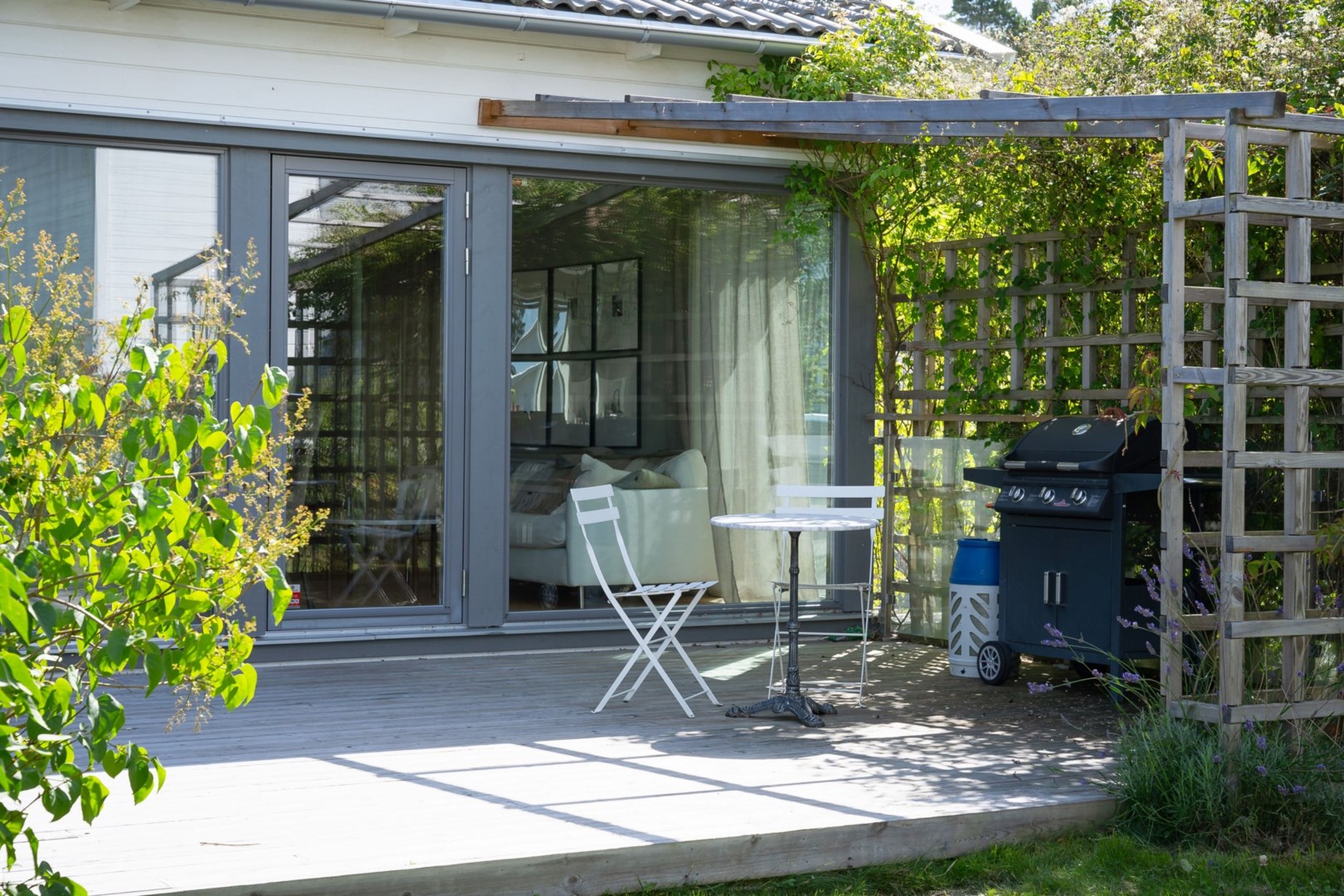 Även altanen i väster omsluts av en pergola som skänker skugga och avskildhet