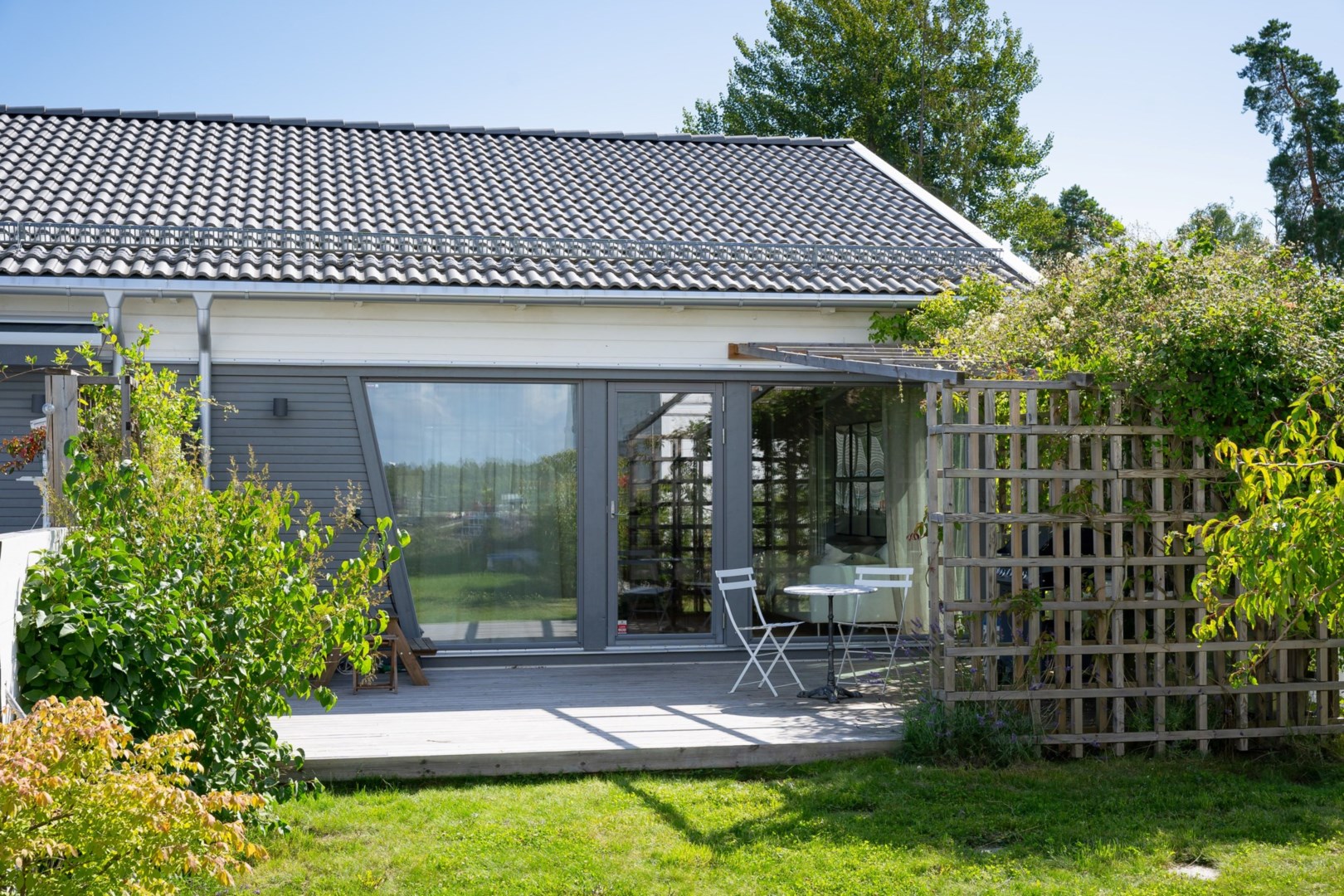 Altan med solsäkert sydvästläge med utblick mot viken i väster