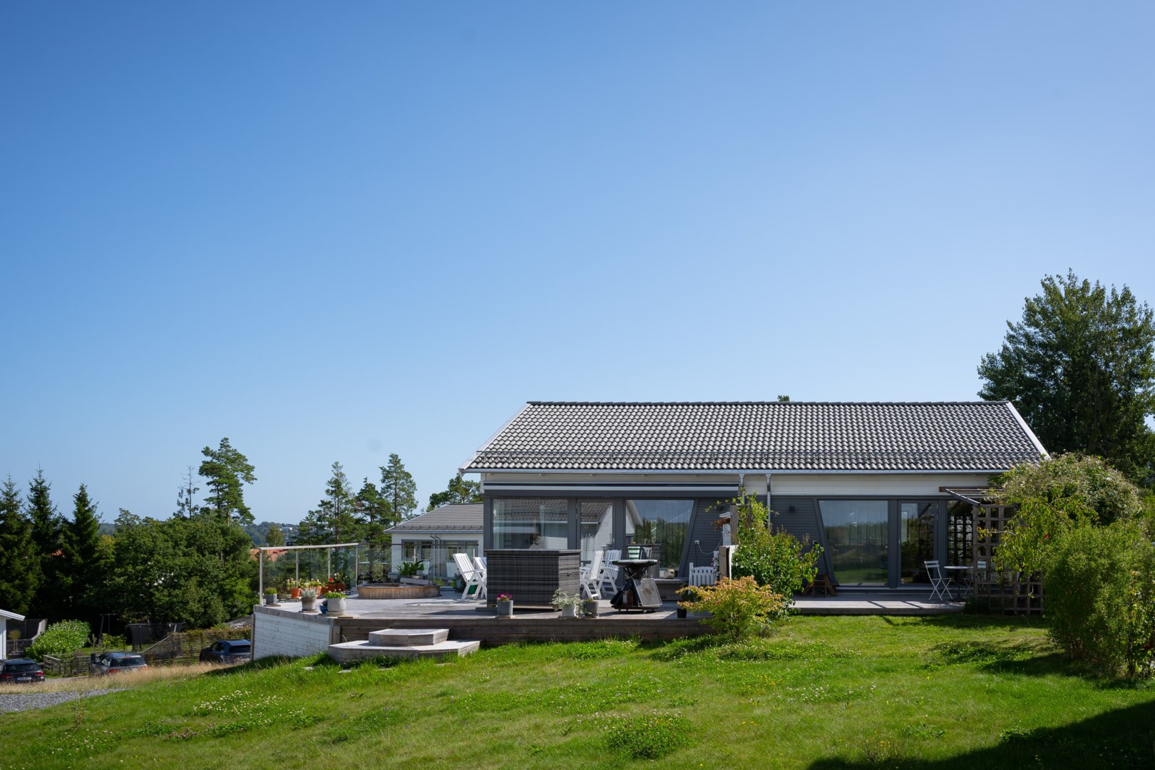 Huset i vinkel från sjösidan i väster